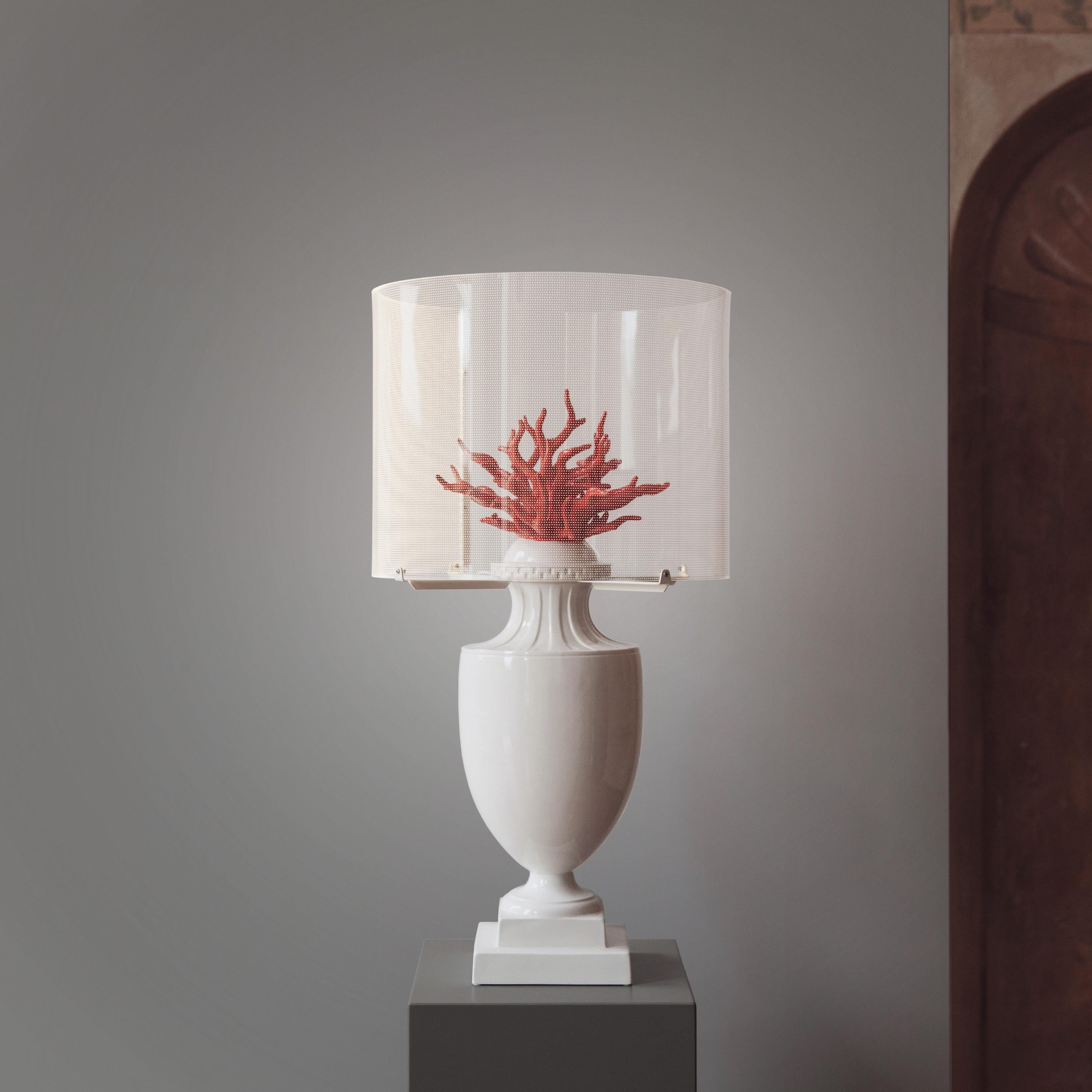 This sumptuous art décor table lamp belongs to the Coralli collection designed by Massimo Marcomini, entirely handmade in Italy from superior ceramic in the Venetian tradition. The Amphora-shaped pedestal offers an intriguing contrast to the