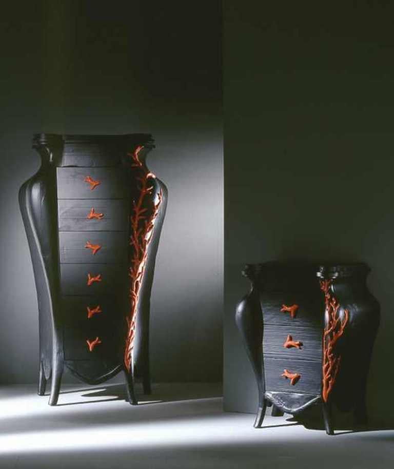 Sculpté à la main CORALLINO table de chevet noire à trois tiroirs et corail rouge sculpté en vente