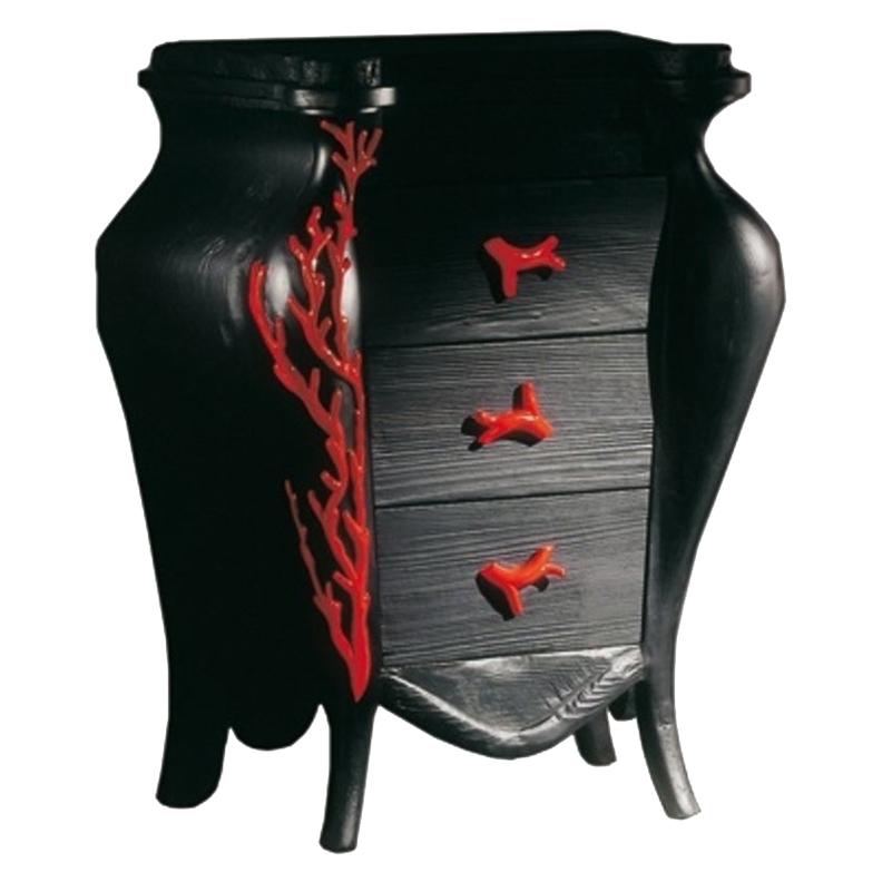 CORALLINO Schwarzer Nachttisch mit drei Schubladen und geschnitzter roter Koralle