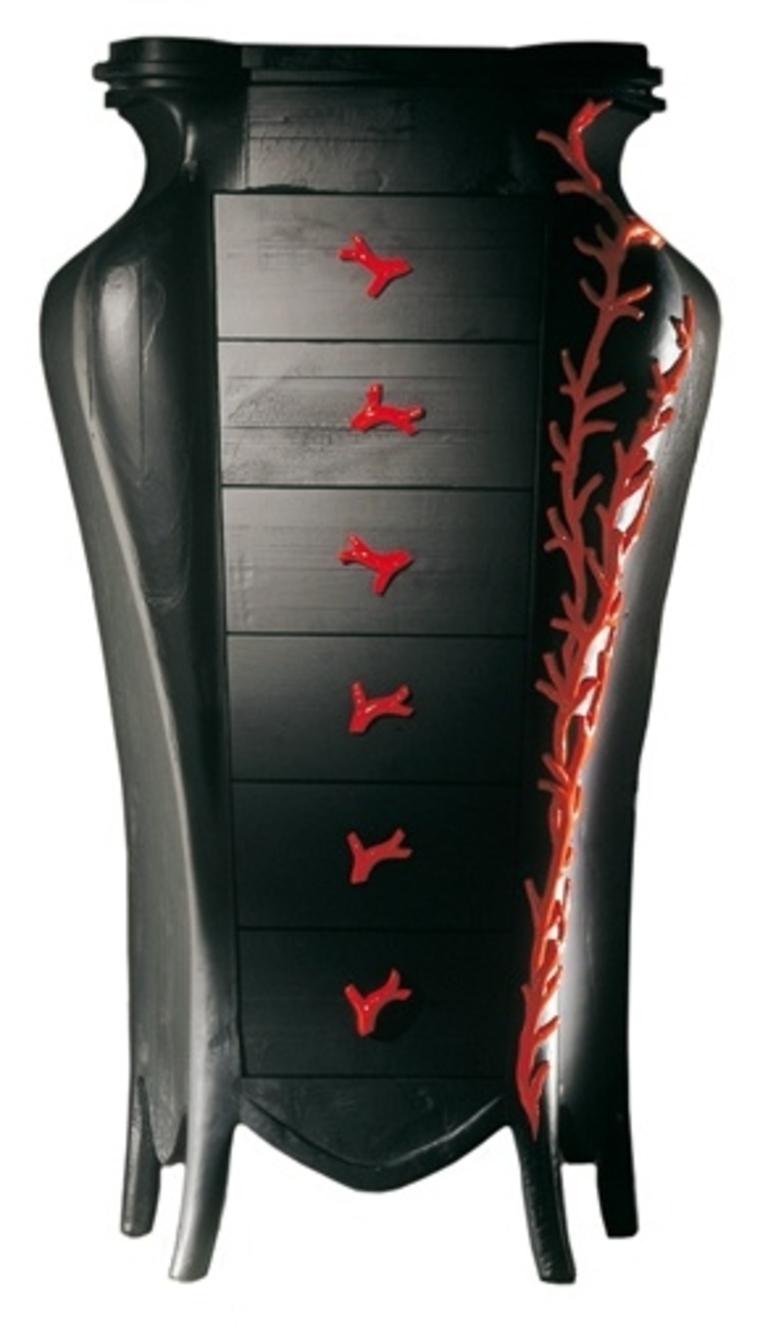 CORALLO Schwarze Kommode mit sechs Schubladen und geschnitzter roter Koralle (Italienisch) im Angebot