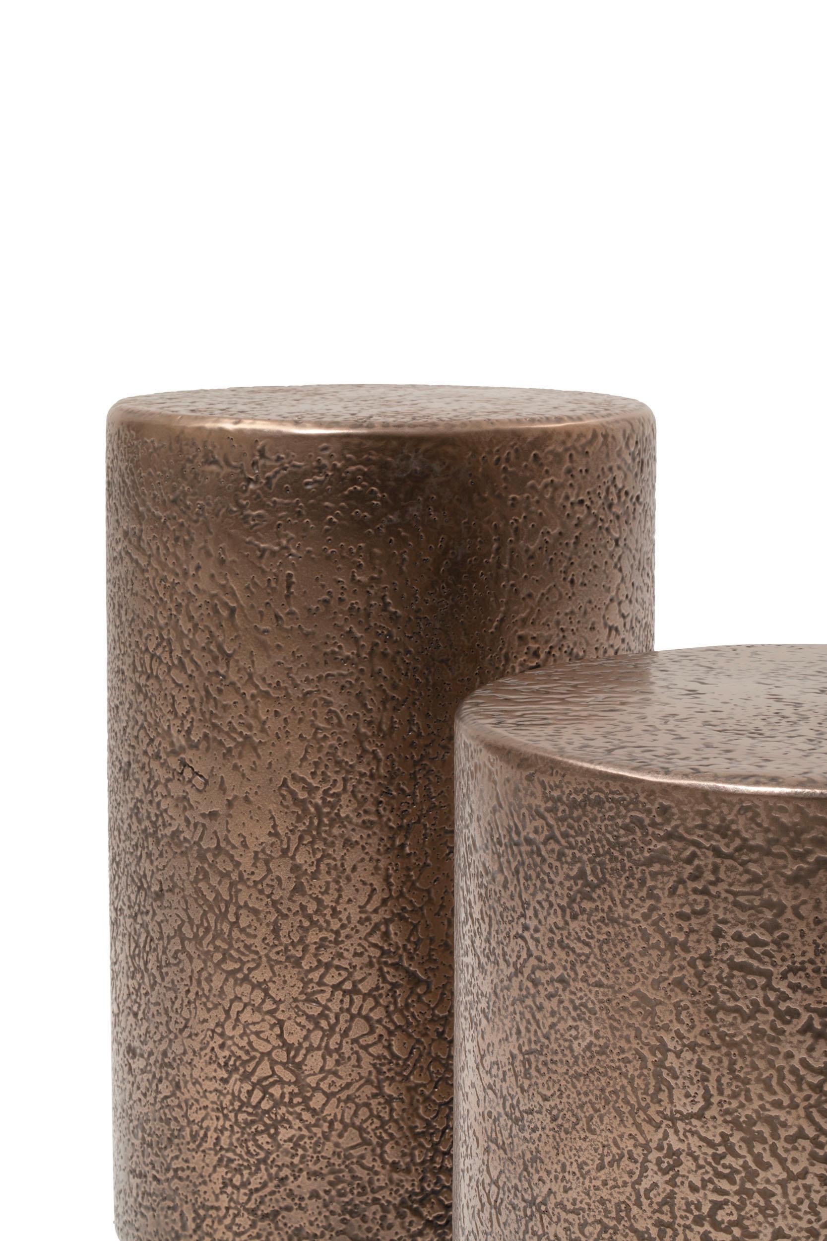 Table basse Servomuto en bois courbé avec finition extérieure en métal bronze liquide poli à la main.
La surface gaufrée est faite à la main, ce qui rend chaque pièce unique.