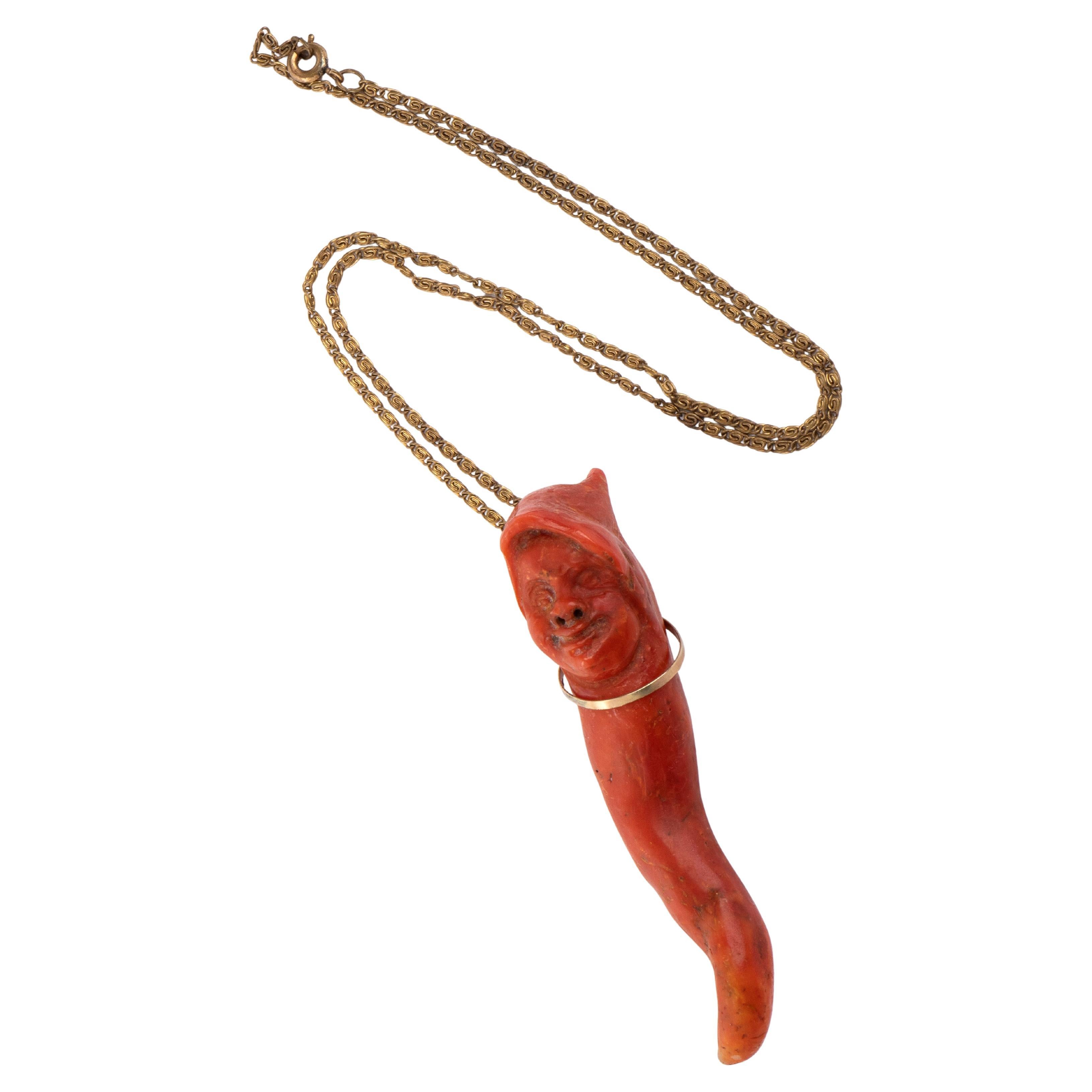 Altezza x larghezza x profondità: 8 x 1,5 x 2 cm. Peso: 25 g.
in Corallum Rubrum rosso mediterraneo, scolpito per raffigurare 'O Munaciello un personaggio della tradizione napoletana, noto soprattutto per il suo legame con la cultura popolare di