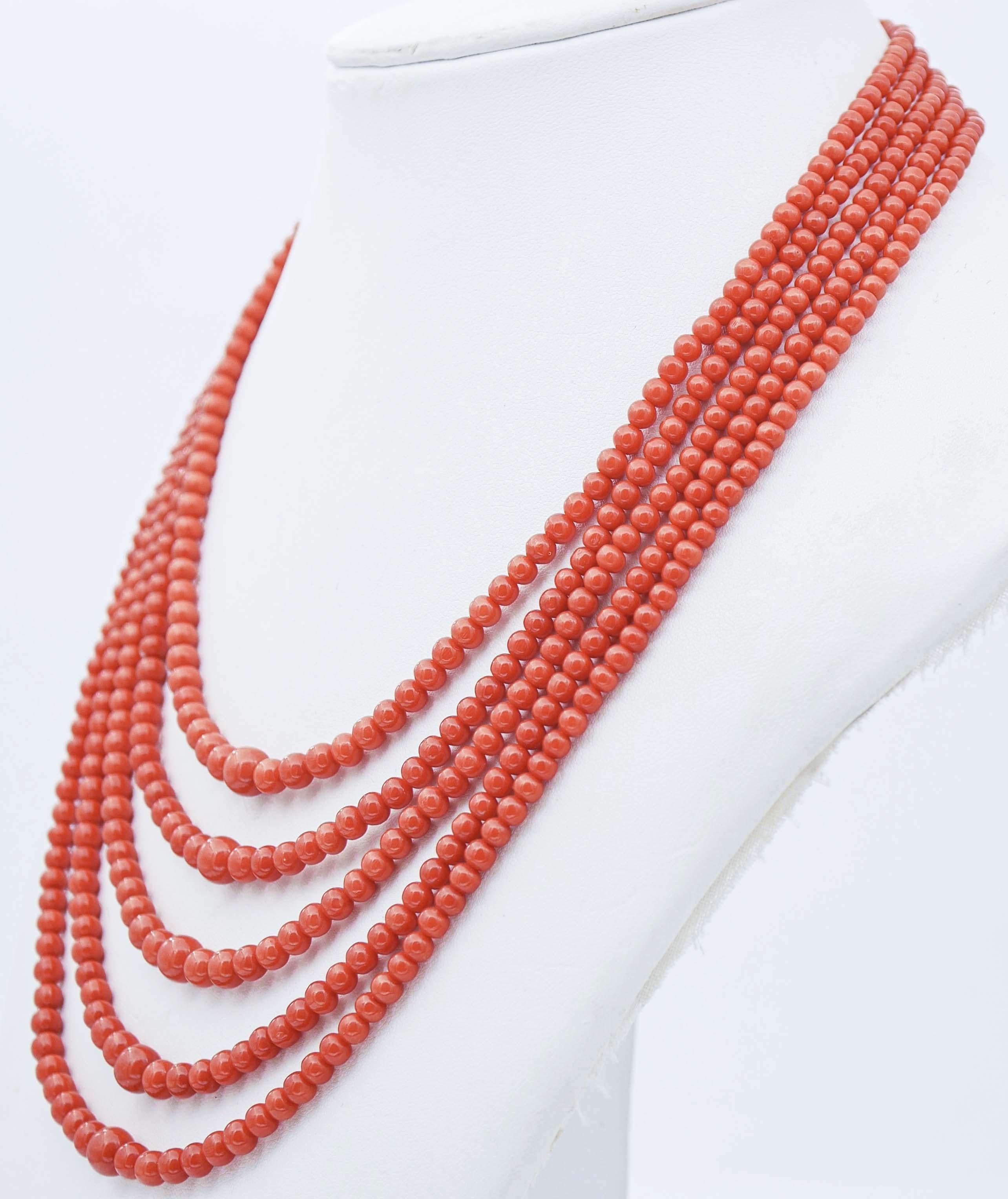 Bellissima collana a più fili montata con cinque fili di corallo e una chiusura con struttura in argento rosa.
Questa collana è stata realizzata totalmente a mano da maestri orafi italiani ed è in perfette condizioni.
Corallo 84,50 gr - da 4 mm a 8