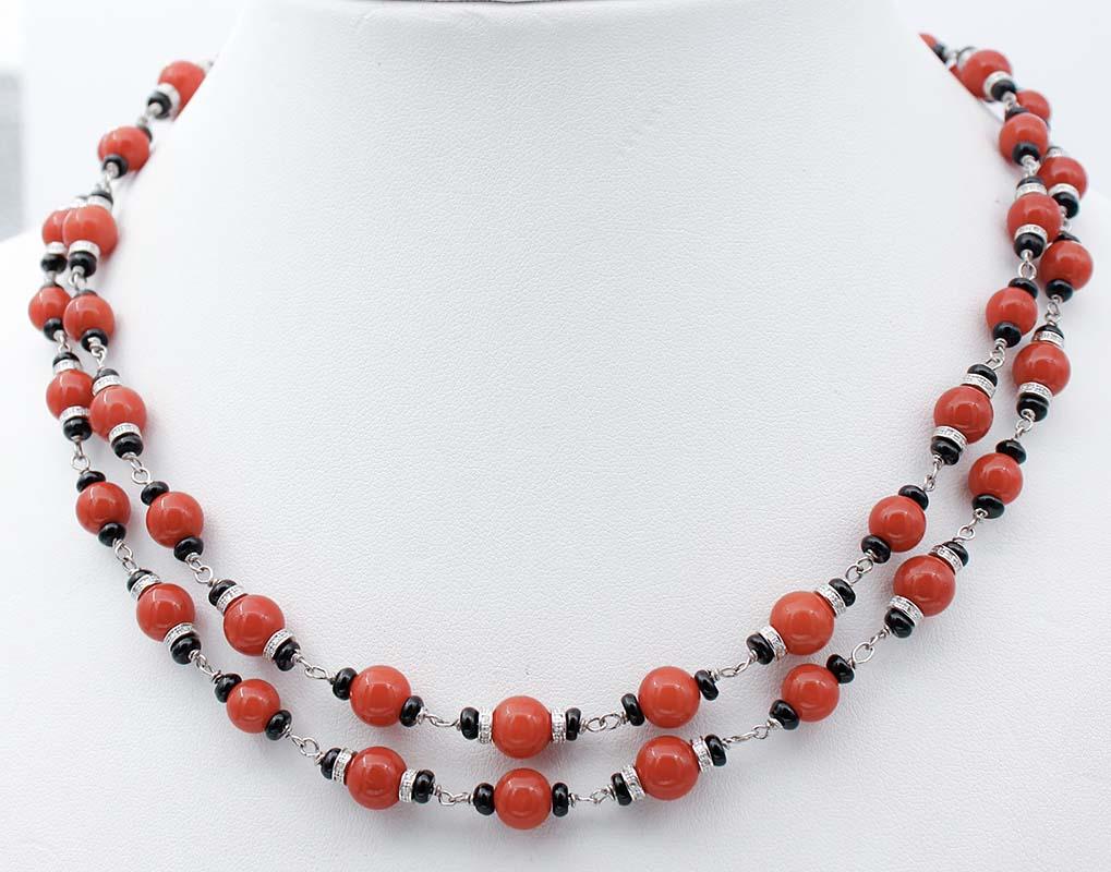 SHIPPING POLICY: 
No additional costs will be added to this order.
Shipping costs will be totally covered by the seller (customs duties included). 

Amazing necklace in 9K white gold structure mounted with a sequence of coral, gold stuctures studded