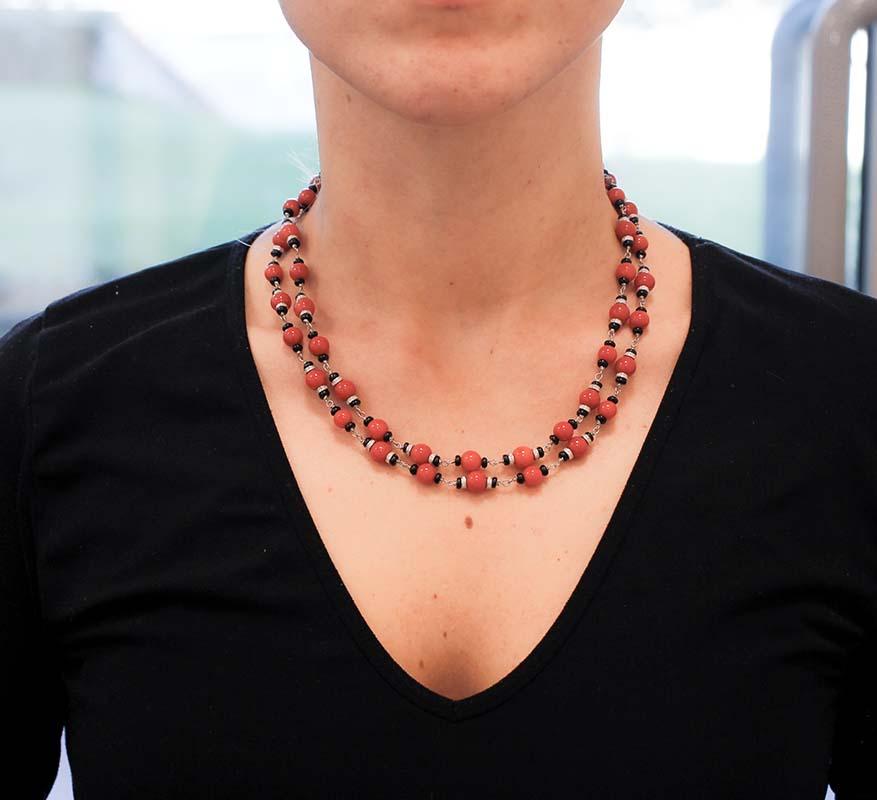 Coral, Onyx, Diamonds, 9 Karat White Gold Multi-Strands Necklace In Good Condition In Marcianise, Marcianise (CE)