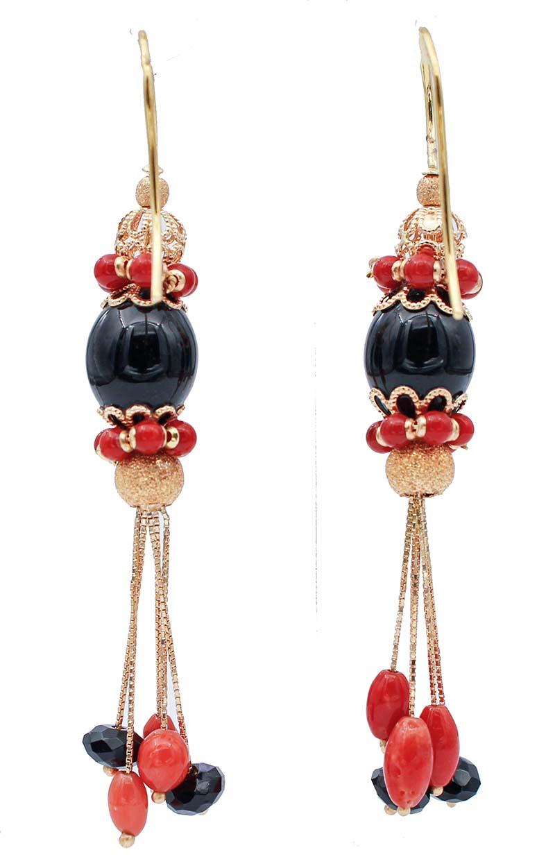 Rétro Boucles d'oreilles pendantes en corail, onyx et or jaune 18 carats en vente