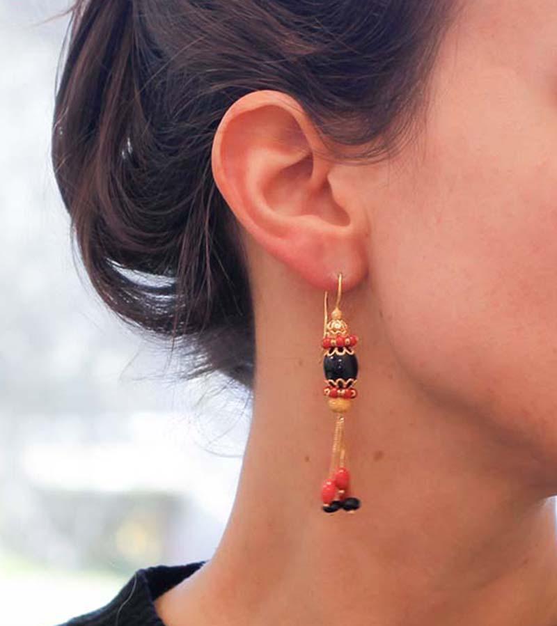 Coral, Onyx, 18 Karat Yellow Gold Dangle Earrings In Good Condition For Sale In Marcianise, Marcianise (CE)