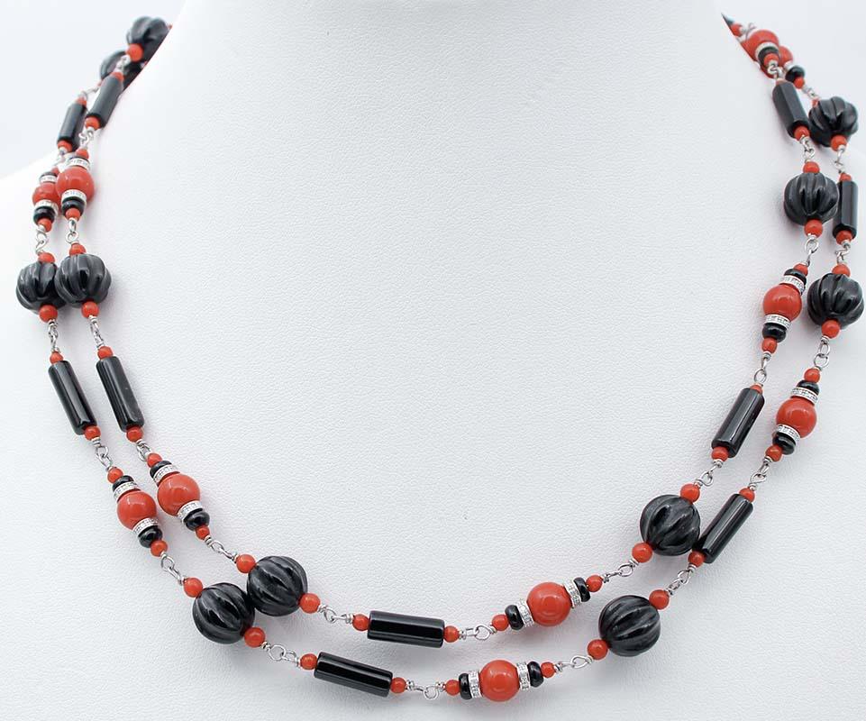 SHIPPING POLICY:
No additional costs will be added to this order.
Shipping costs will be totally covered by the seller (customs duties included).

Beautiful necklace in 9K white gold structure mounted with a sequence of coral, gold stuctures studded