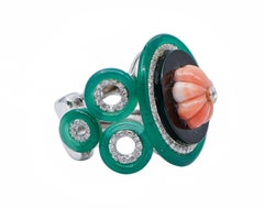 Coral, ónix, ágata verde, diamantes, anillo de oro blanco de 14 quilates