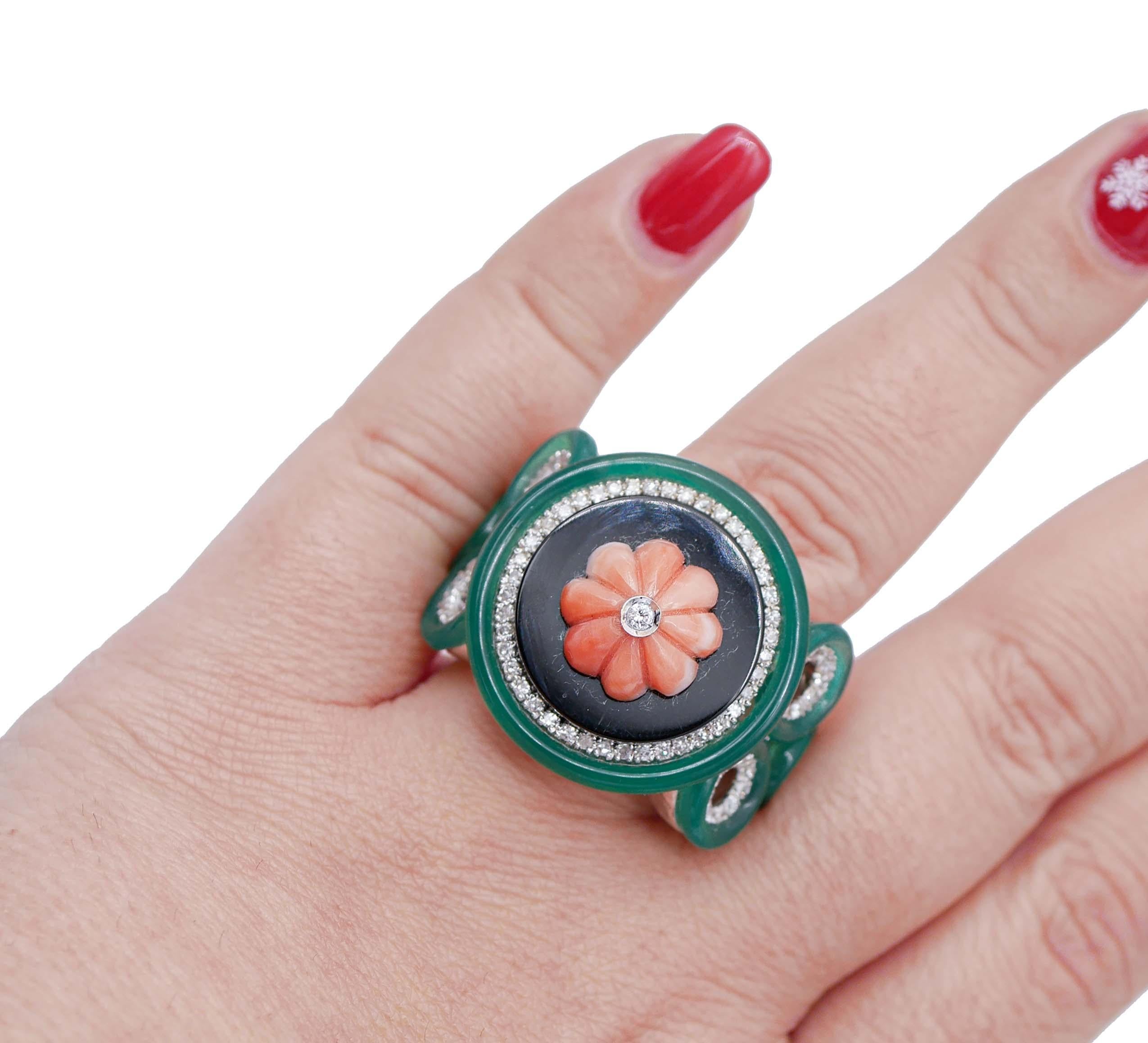 Coral, Onyx, Green Agate, Diamonds, 14 Karat White Gold Ring In Good Condition For Sale In Marcianise, Marcianise (CE)