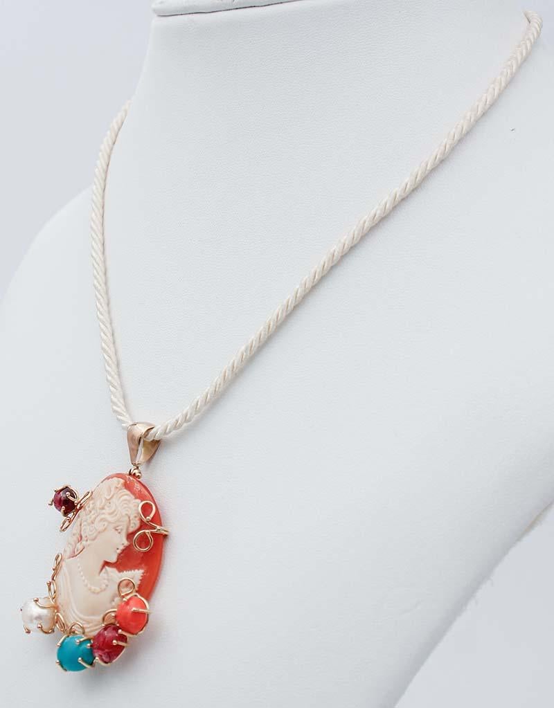 Rétro Collier pendentif en or rose 9 carats avec corail, perles, rubis, turquoises, grenats et camée en vente