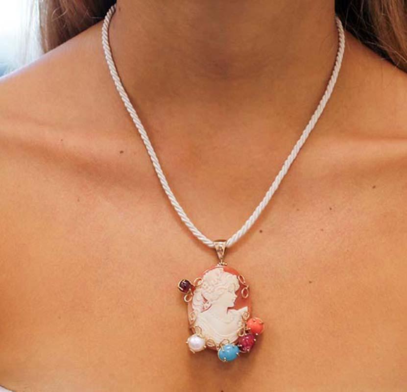 Collier pendentif en or rose 9 carats avec corail, perles, rubis, turquoises, grenats et camée Pour femmes en vente