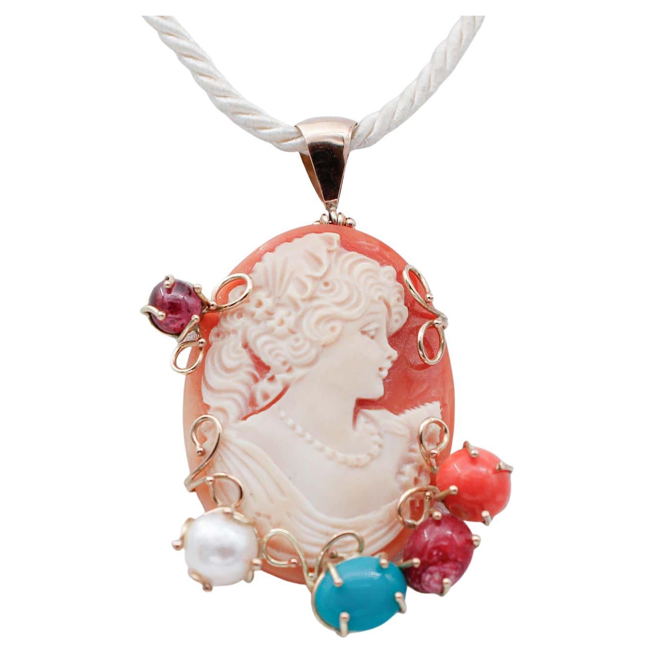 Collier pendentif en or rose 9 carats avec corail, perles, rubis, turquoises, grenats et camée en vente