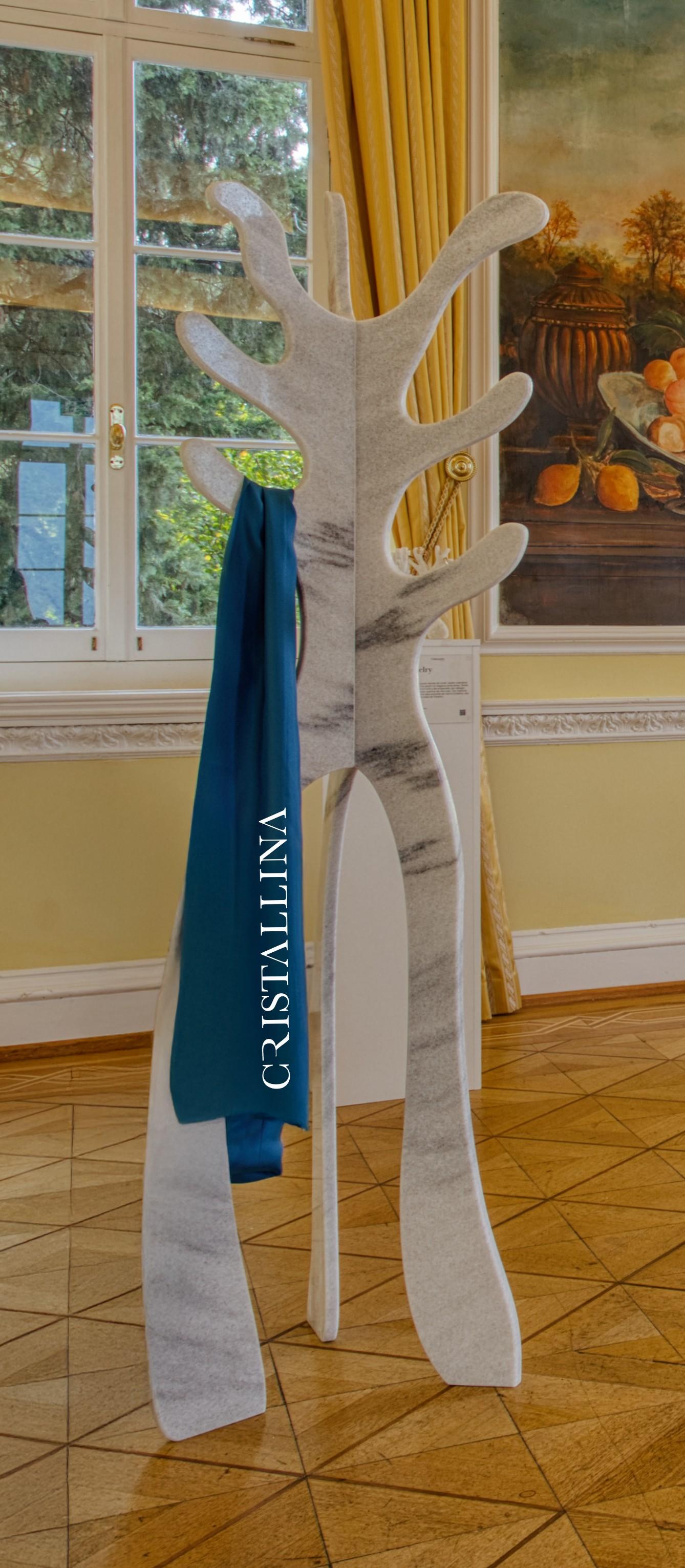Perchero Corals es un perchero escultural de mármol blanco Cristallina®, inspirado en la forma orgánica y ramificada del coral. Sus líneas sinuosas se convierten en soportes naturales para abrigos y accesorios, transformando un gesto cotidiano en