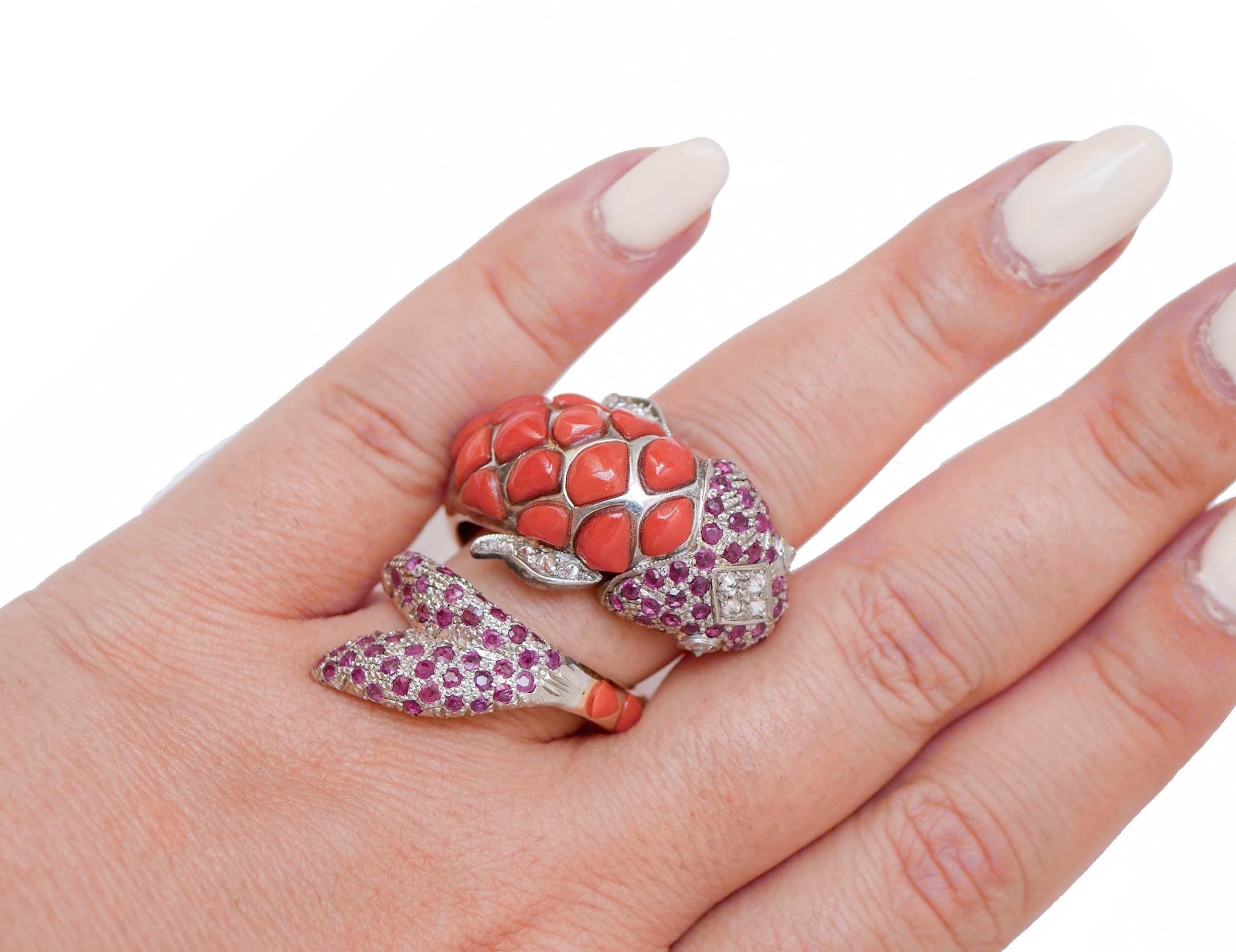 Corals, Rubies, Diamonds, Rose Gold and Silver Fish Shape Ring. In Good Condition For Sale In Marcianise, Marcianise (CE)