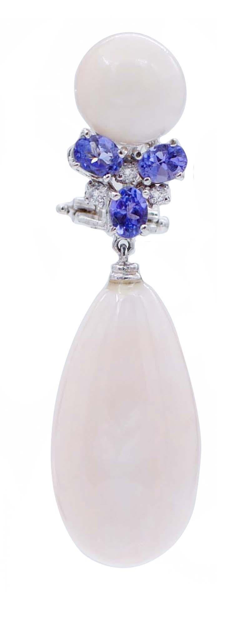 Fantastic dangle earrings in platinum and 14 kt white gold structure mounted with a coral in the upper part;in the middle,tanzanite and diamonds and,as pendant, a drop coral.
These earrings were totally handmade by Italian master goldsmiths and they