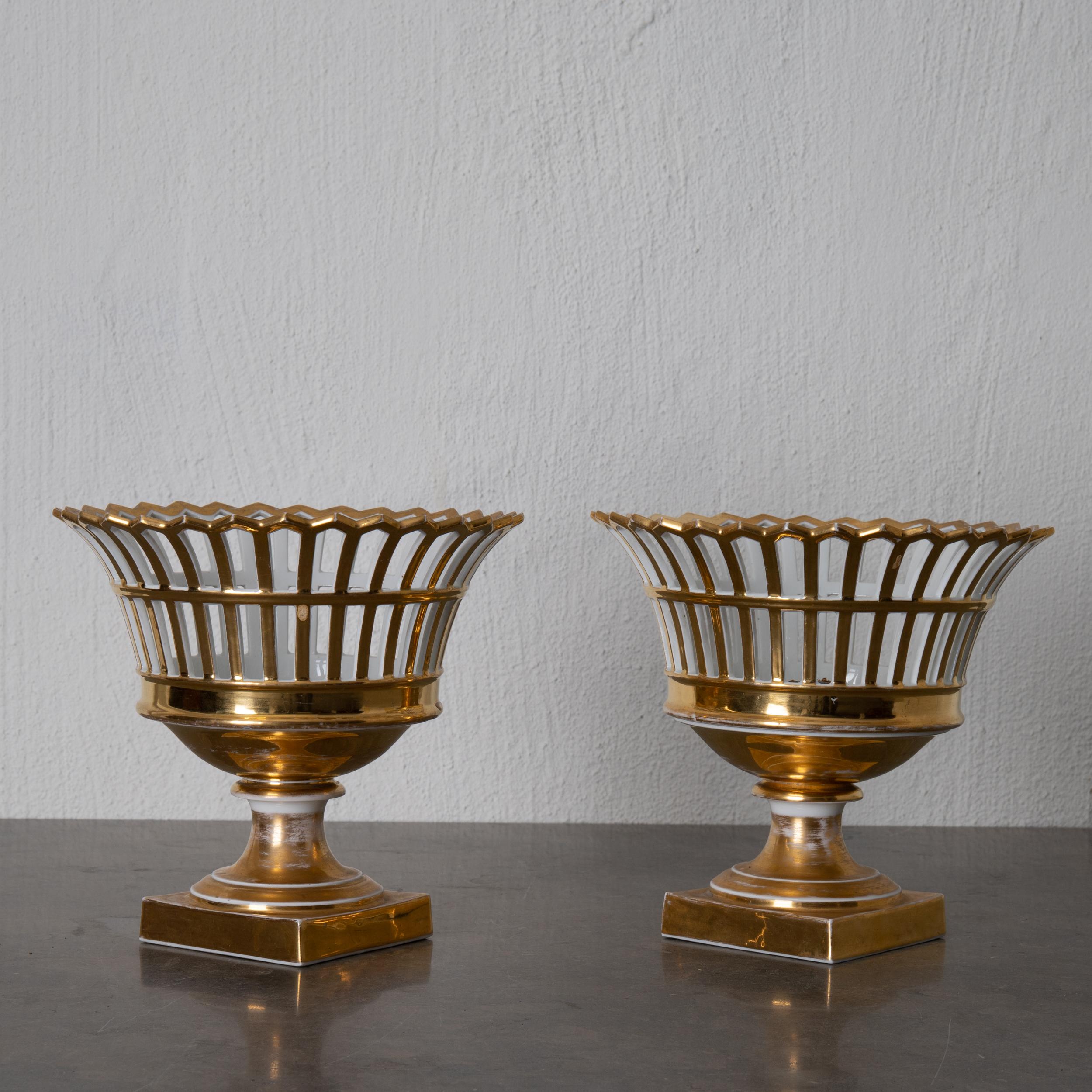 Corbeille-Vase, Paar, schwedisches Porzellan, Rörstrand, weiß vergoldet, Schweden (Neoklassisch) im Angebot