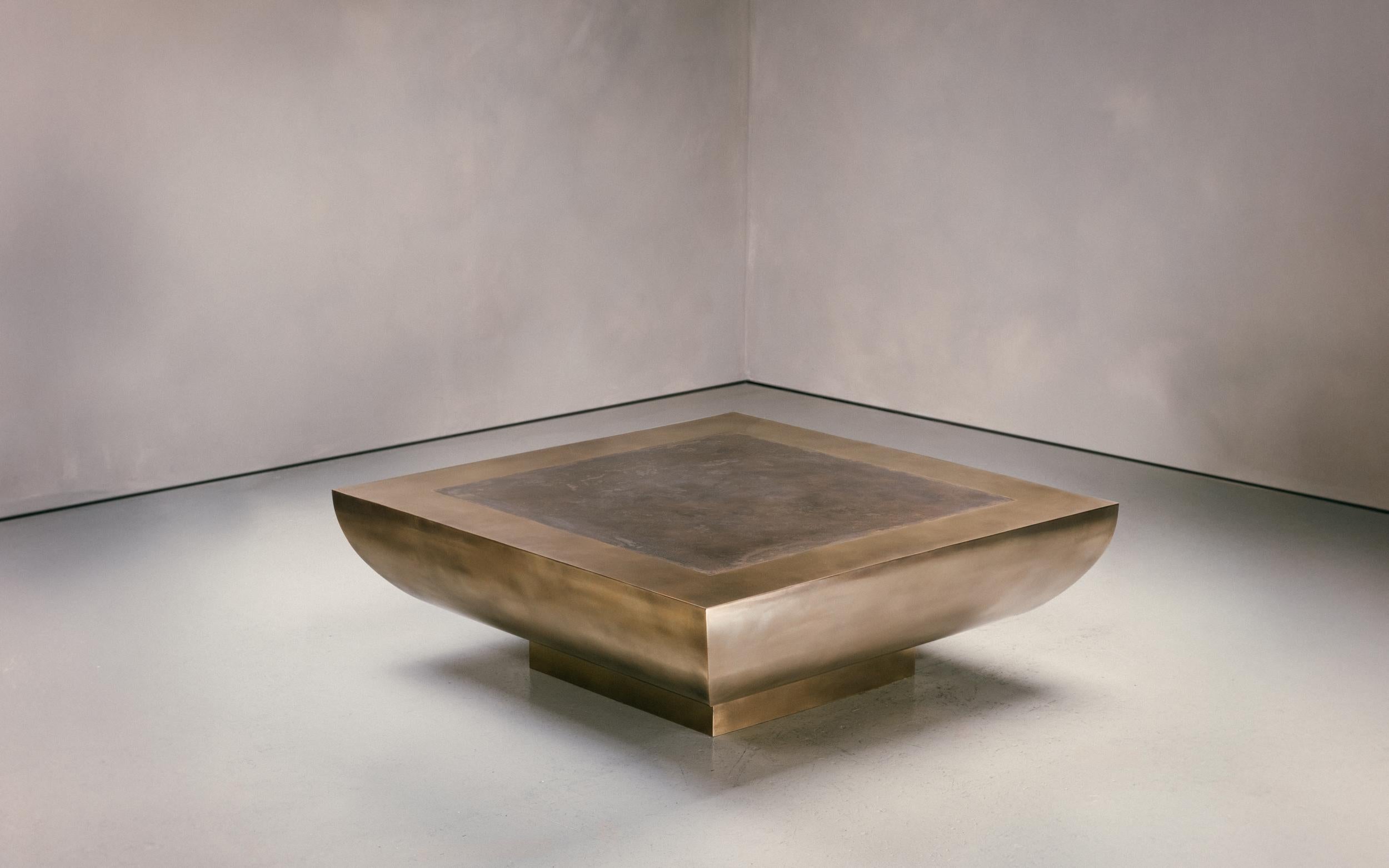 Minimaliste Table basse Corbel - Large - Base en laiton patiné - Plateau en laiton gravé en vente