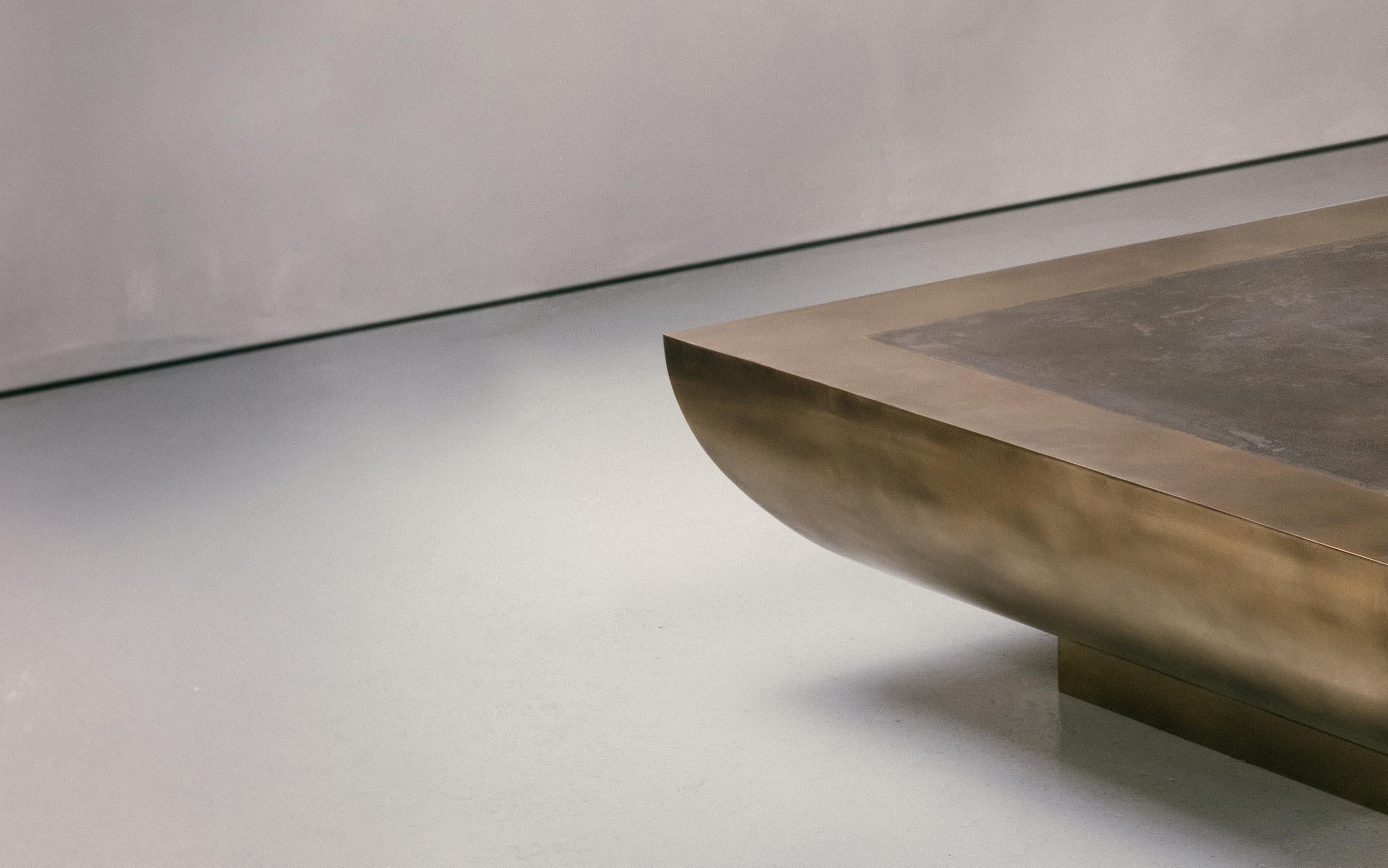Britannique Table basse Corbel - Large - Base en laiton patiné - Plateau en laiton gravé en vente