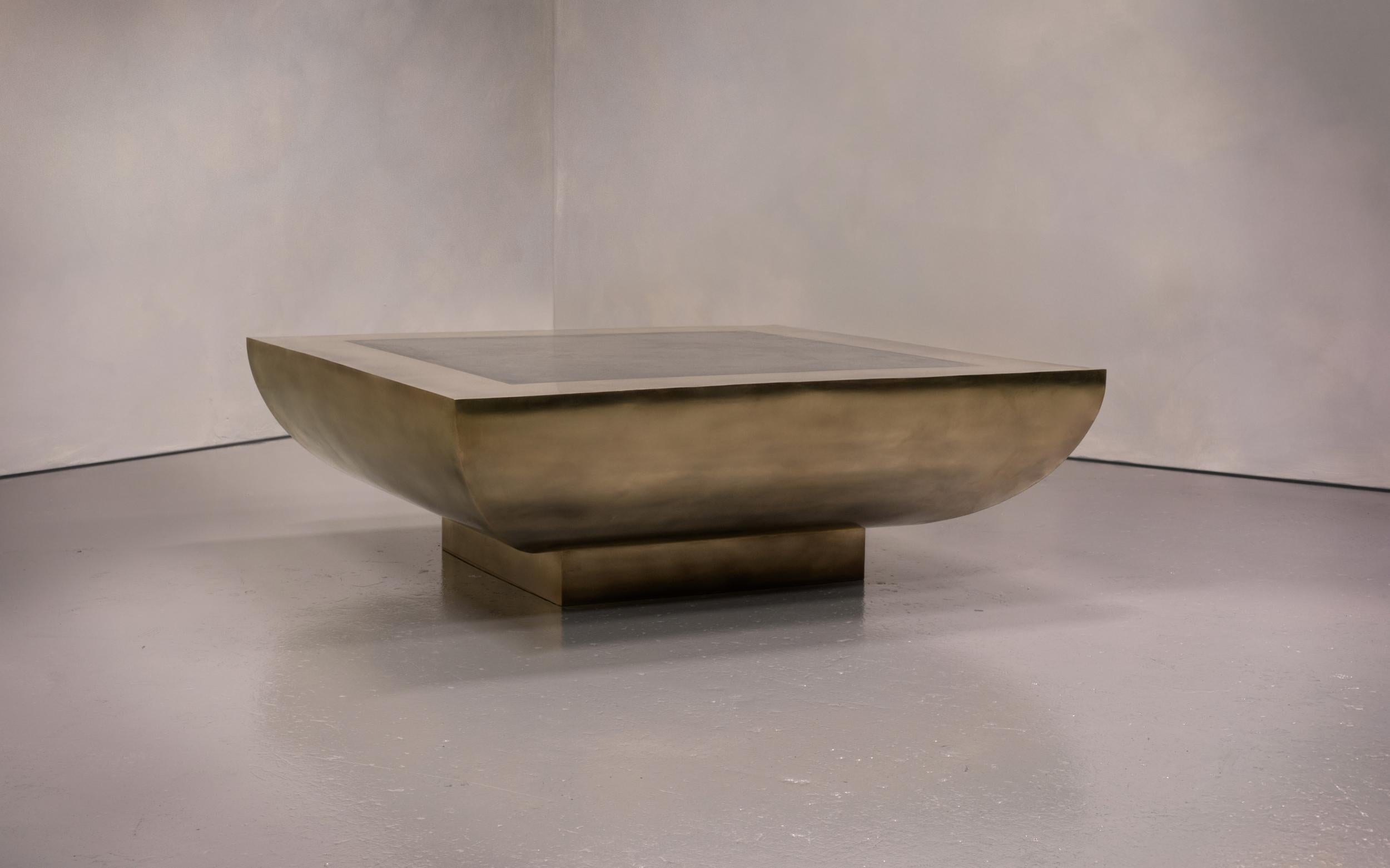 Table basse Corbel - Large - Base en laiton patiné - Plateau en laiton gravé Neuf - En vente à Washington, GB