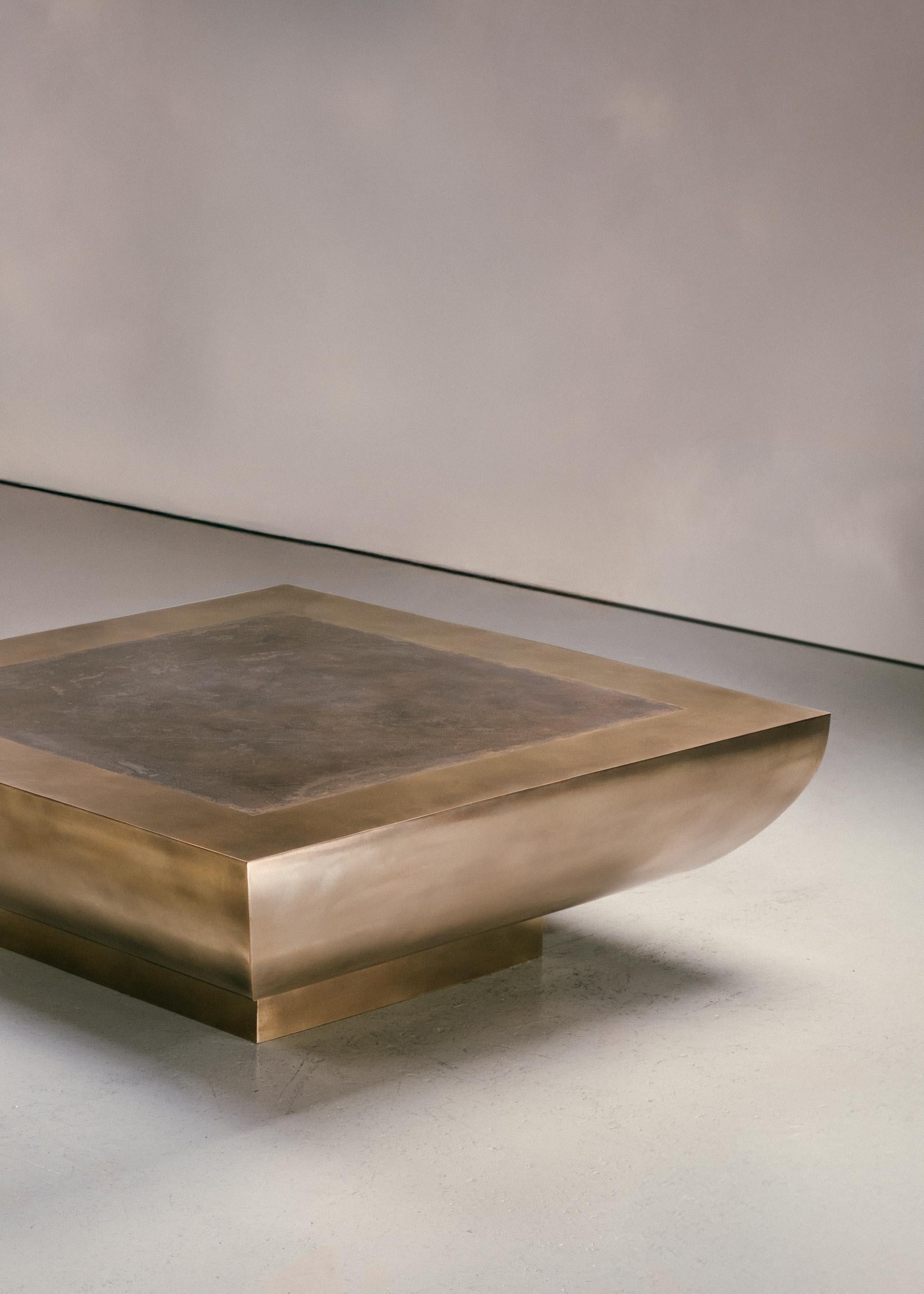 XXIe siècle et contemporain Table basse Corbel - Large - Base en laiton patiné - Plateau en laiton gravé en vente