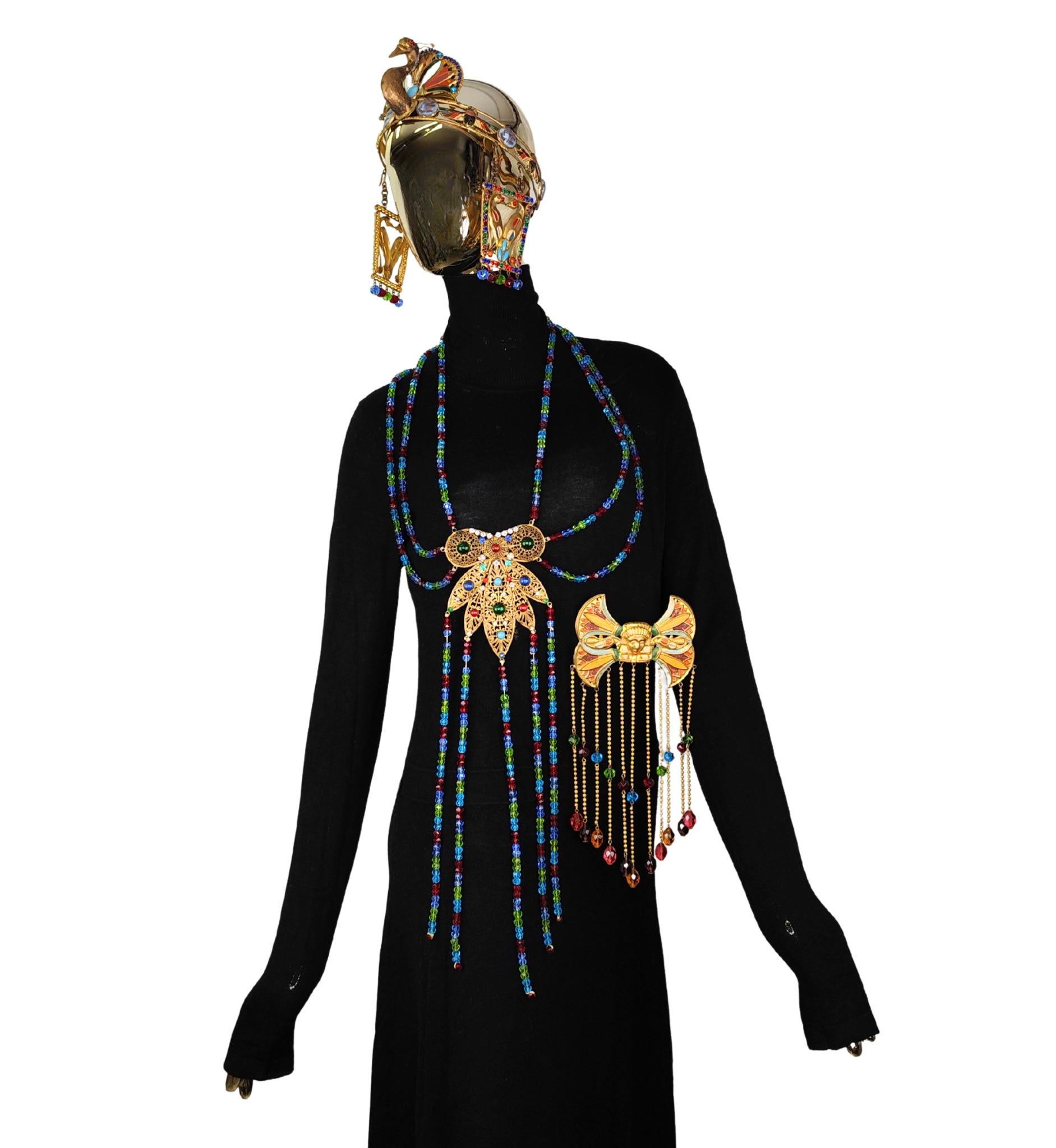 Traje de teatro de ópera Corbella Milano años 20 - años 30
Corona de pavo real esmaltada
Collar de cuentas de metal grabado y cristales multicolor
Broche de cuentas esmaltadas y cristales multicolor

Medidas y fotos adicionales a petición

Buen
