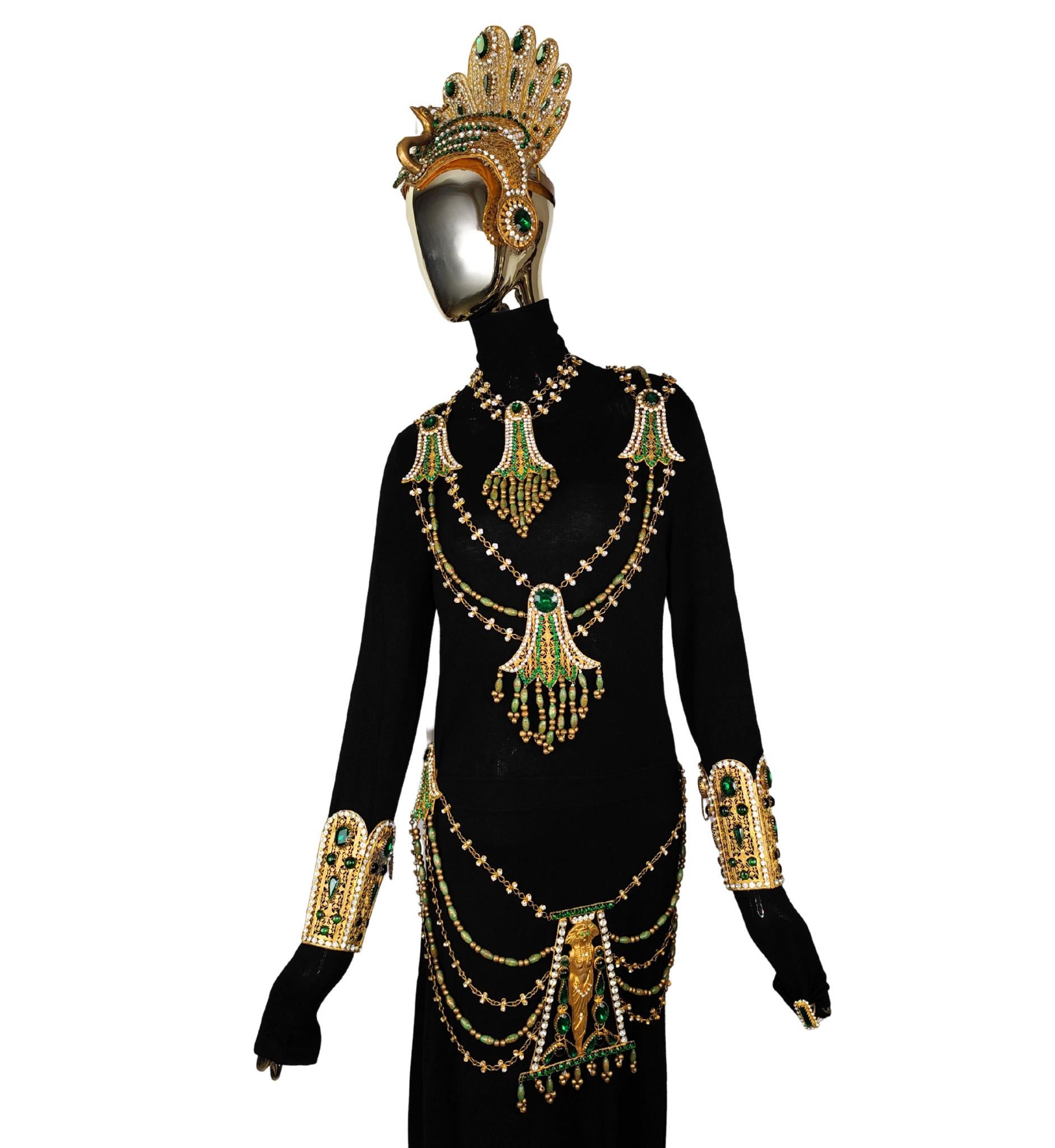 Traje de teatro de ópera Corbella Milano años 20 - años 30
Corona de pavo real con strass
Cinturón XL estilo egipcio
Cinturón de cuentas y strass
Dos grandes brazaletes enjoyados
Un adorno/pulsera de cuentas y strass
Un anillo enjoyado

Medidas y