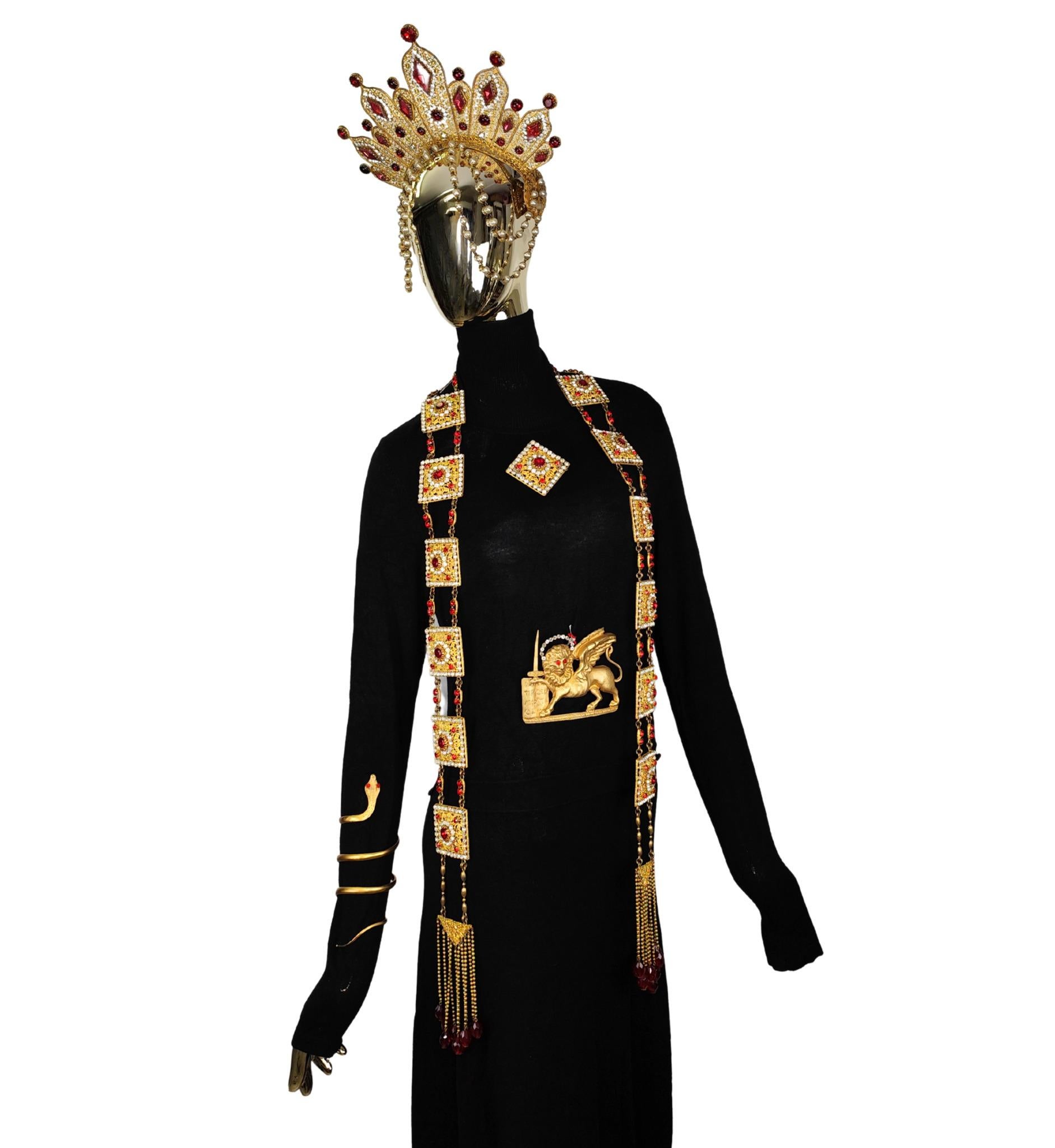 Traje de teatro de ópera Corbella Milano años 20 - años 30
Firmado
Corona grabada con strass y perlas de imitación
Dos piezas decorativas con strass y cuentas de cristal
Un broche de brillantes
Un broche/decoración de león
Brazalete de serpiente con