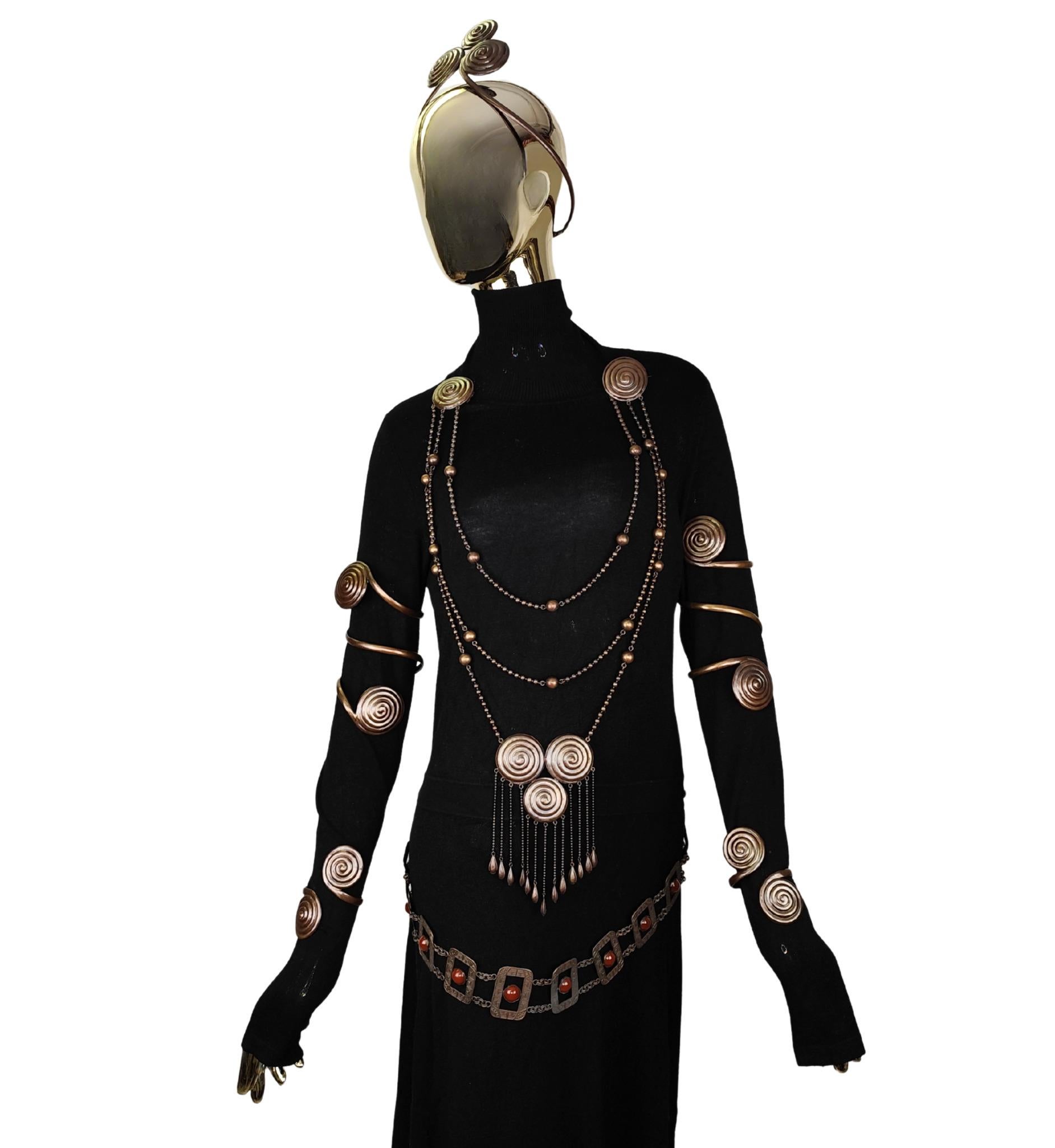 Traje de teatro de ópera Corbella Milano años 20 - años 30
Firmado
Corona ajustable con diseño en espiral
Dos juegos de brazaletes en espiral
Cinturón de piedra marrón rojiza grabada
Collar/cinturón espiral con cierre de alfiler de tres