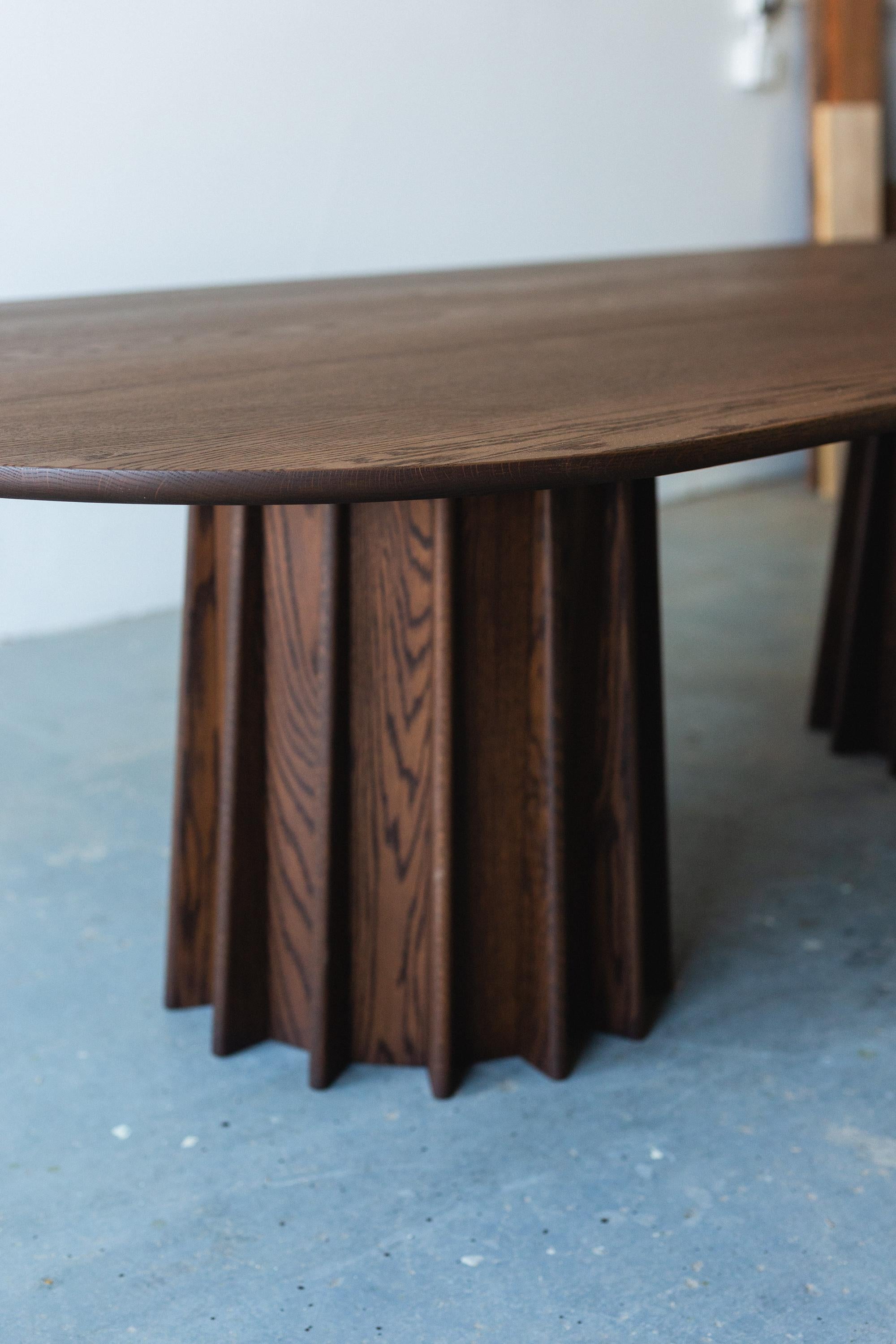 Une table moderne et épurée avec des bases de style stave et des profils sculptés.

Dessus et bases en bois massif.
Représenté en chêne teinté.

Conçu, construit et terminé dans notre studio du début à la fin.