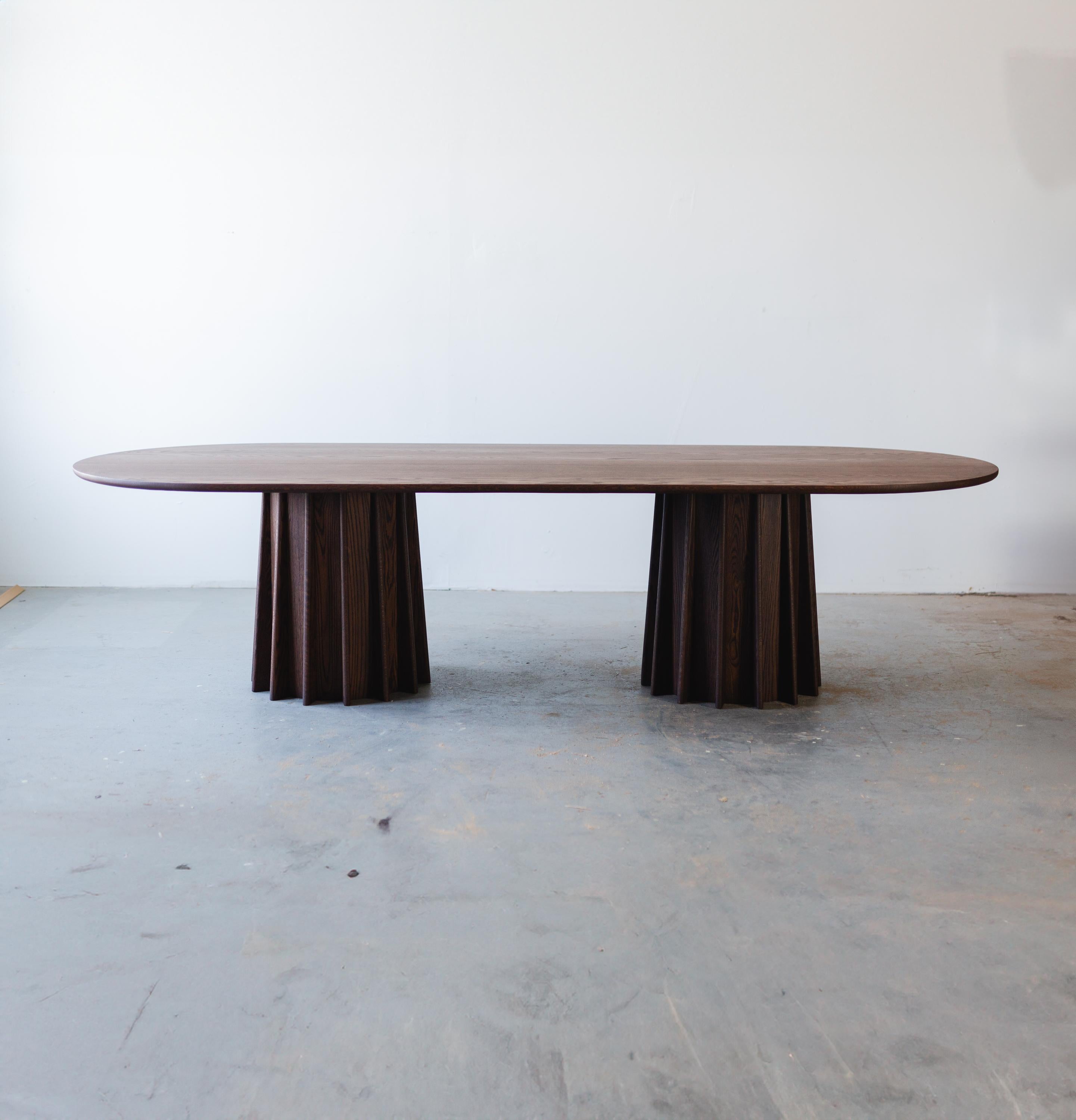 Américain Table de salle à manger moderne Corbett avec piédestaux Stave en vente