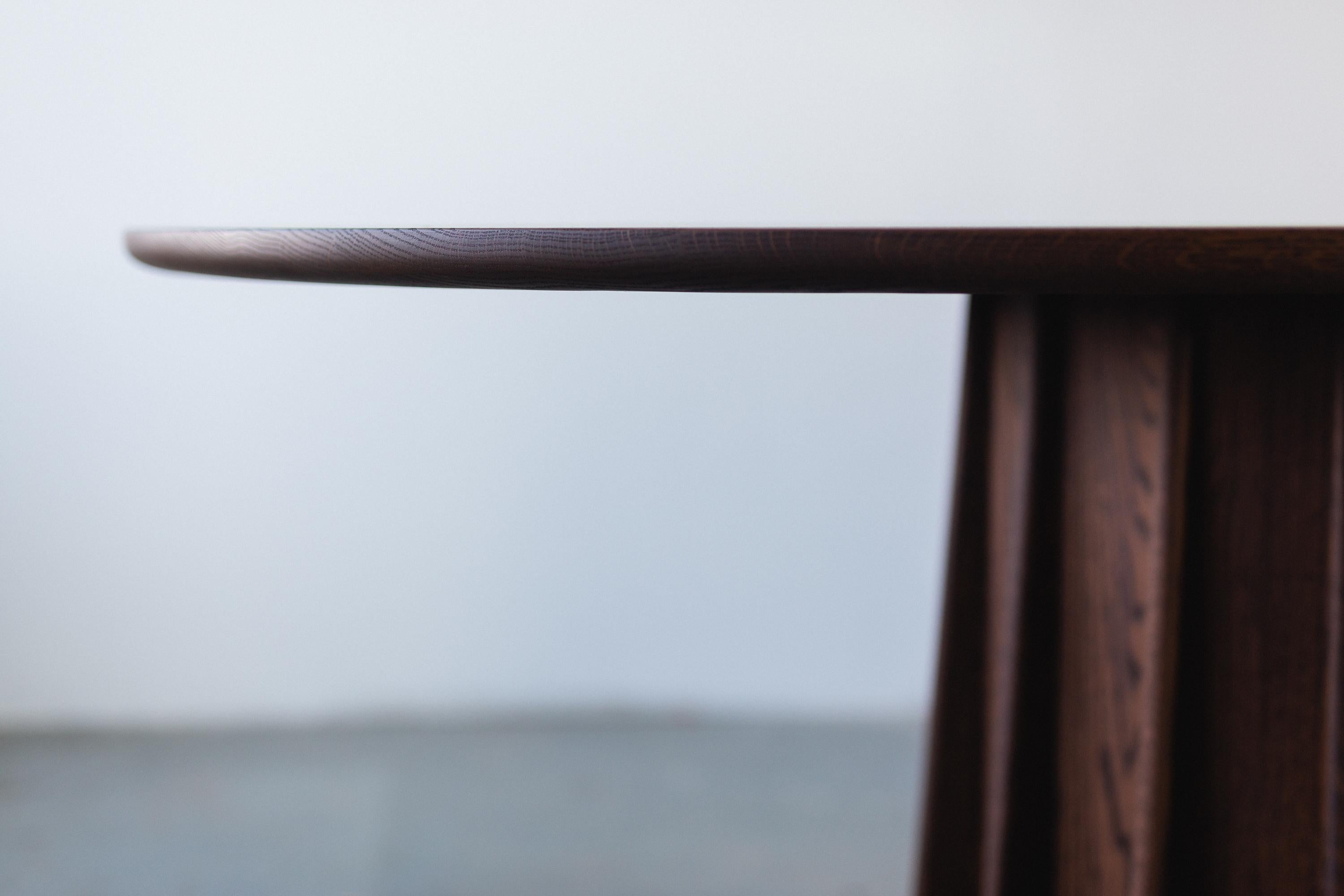 Tacheté Table de salle à manger moderne Corbett avec piédestaux Stave en vente