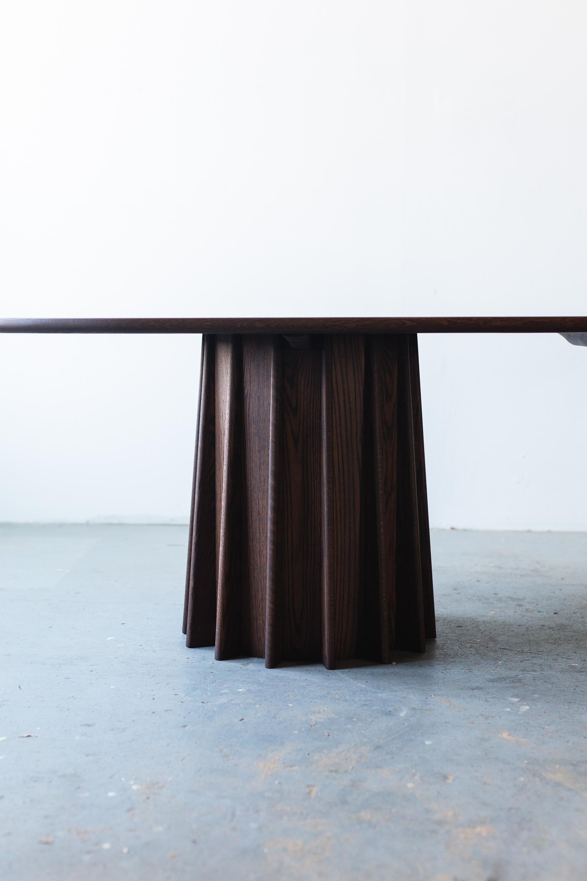 Table de salle à manger moderne Corbett avec piédestaux Stave Neuf - En vente à Longmont, CO