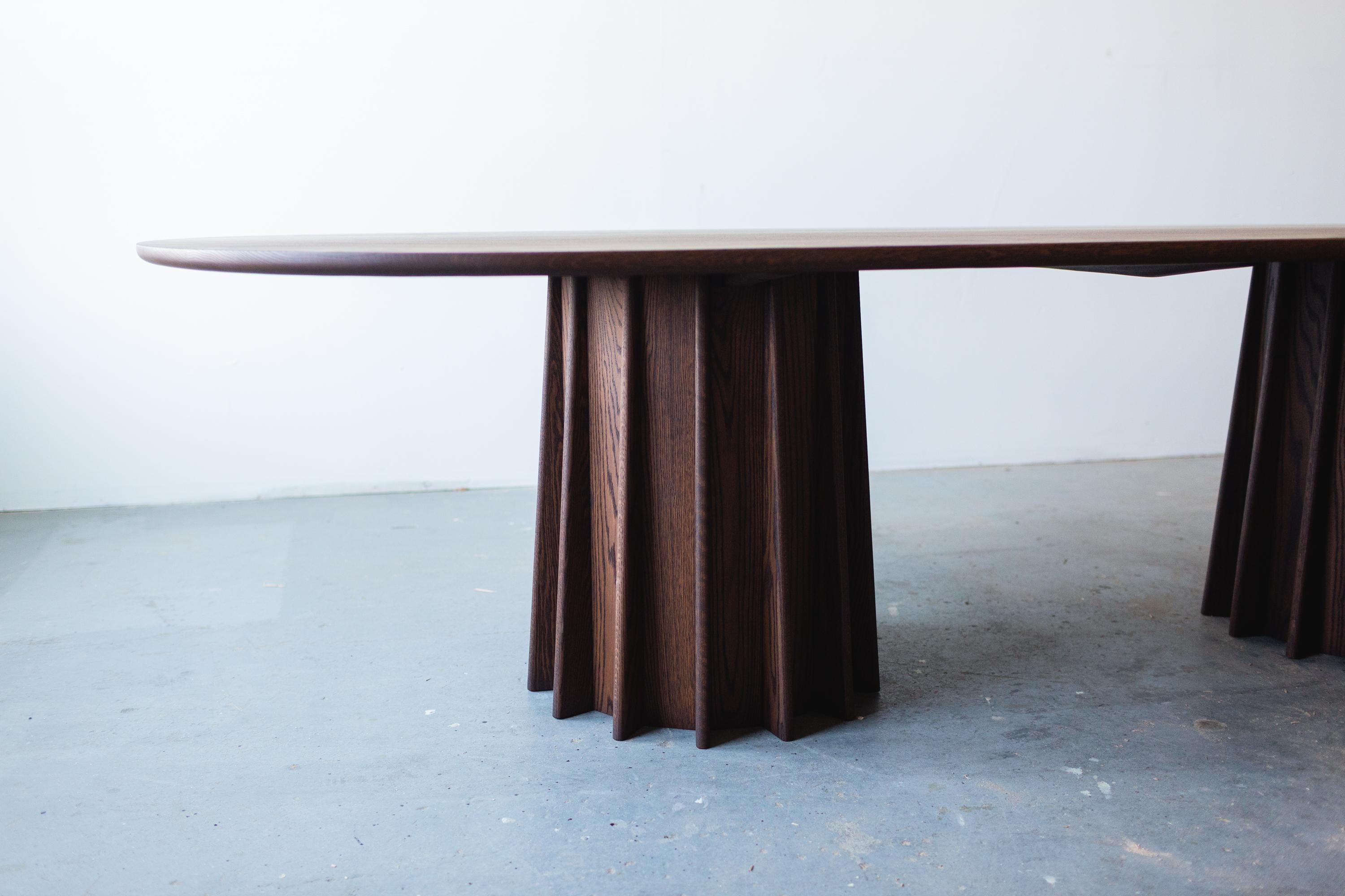 XXIe siècle et contemporain Table de salle à manger moderne Corbett avec piédestaux Stave en vente