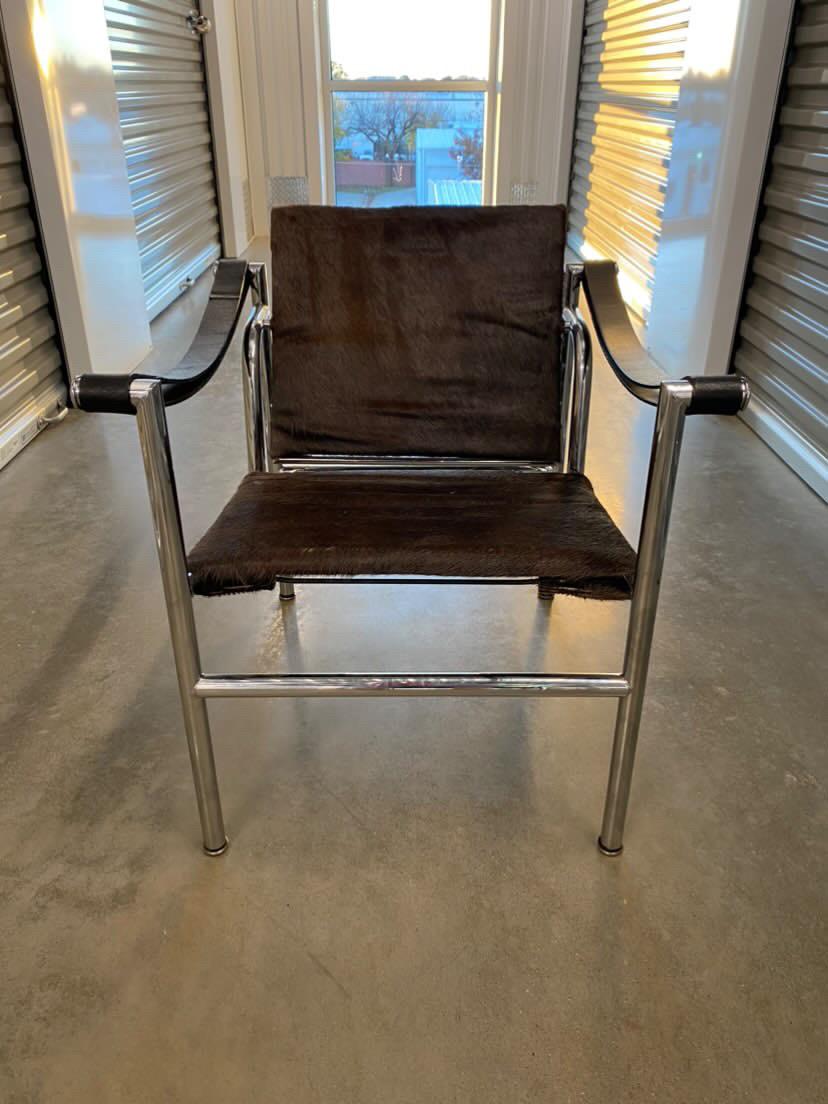 Now known as the 1 Fauteuil Dossier Basculant, the LC1 chair was originally introduced at the Salon d’Automne in 1928 by the designers Le Corbusier, Pierre Jeanneret and Charlotte Perriand. Since then, the LC1 chair has become one of the most iconic