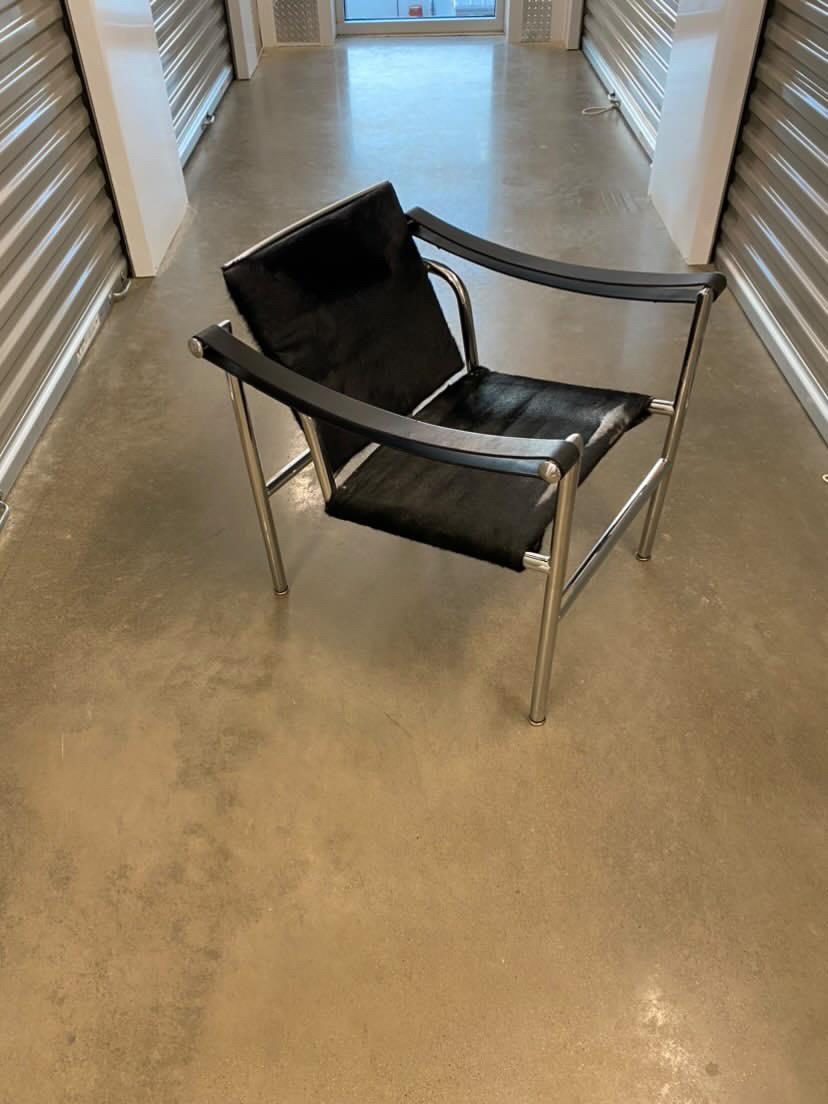 Corbusier LC1 Sling Lounge Chairs in Hair-On-Hide Leather, A Pair In Good Condition For Sale In Round Top, TX