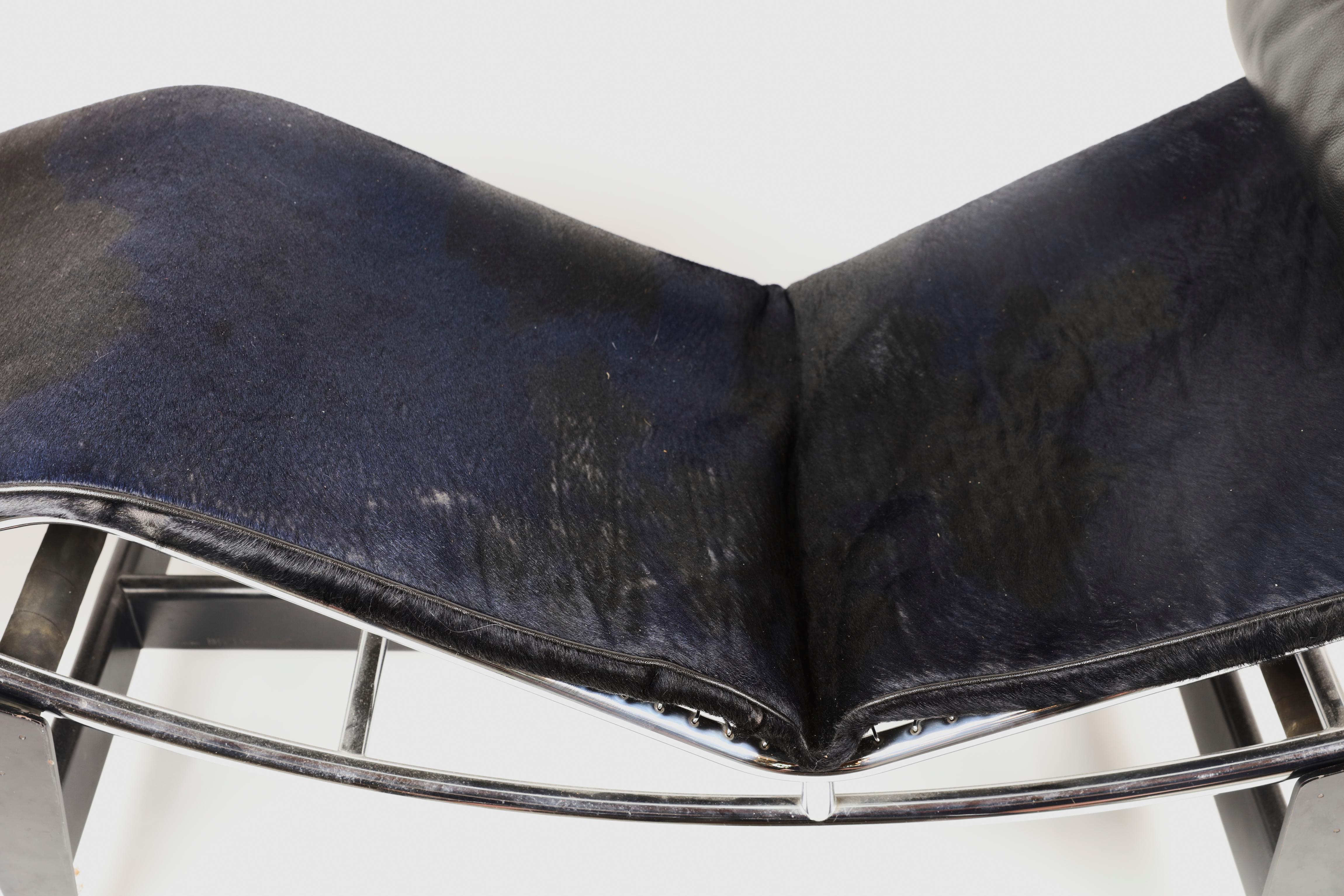 Corbusier LC4 midnight blue cowhide lounge chair

Measures: 65
