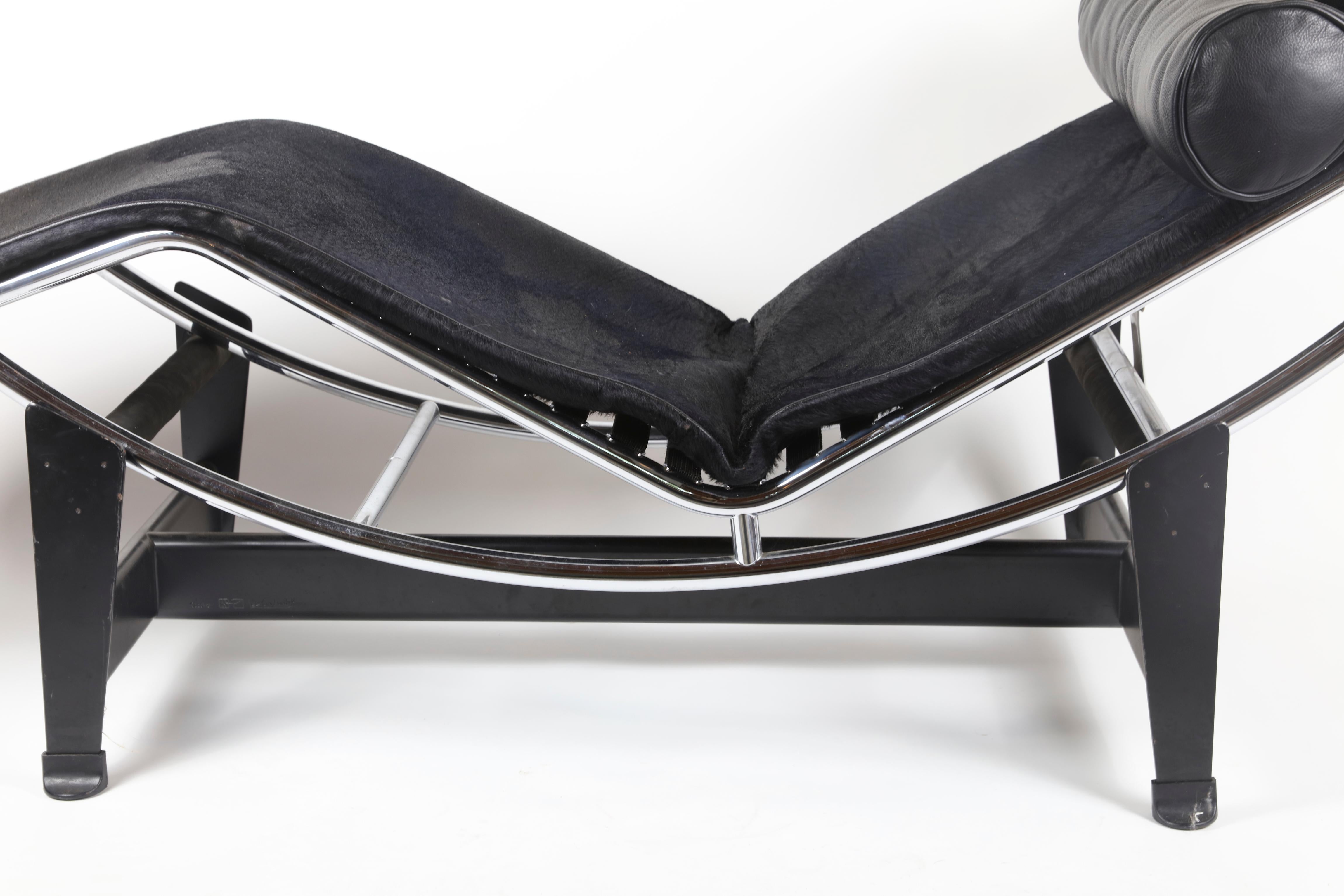 Corbusier LC4 Midnight Blue Cowhide Lounge In Good Condition In Bridgehampton, NY