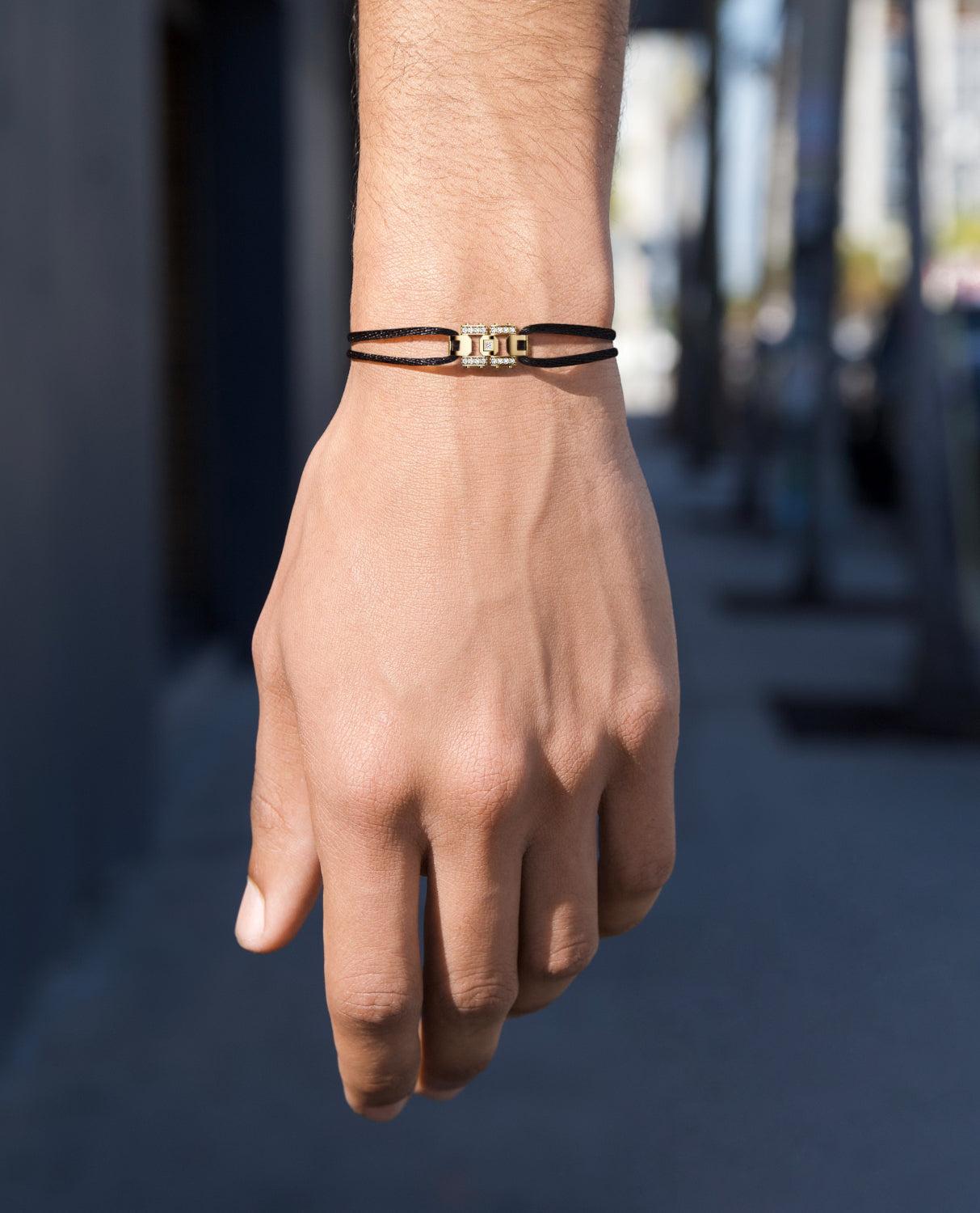 Ce bracelet en cordon de soie fait à la main est disponible en or jaune 14k avec des diamants blancs de 0,20ct. Personnalisez davantage votre bracelet en choisissant un cordon noir ou rouge. Les bracelets prêts à être expédiés sont des pièces