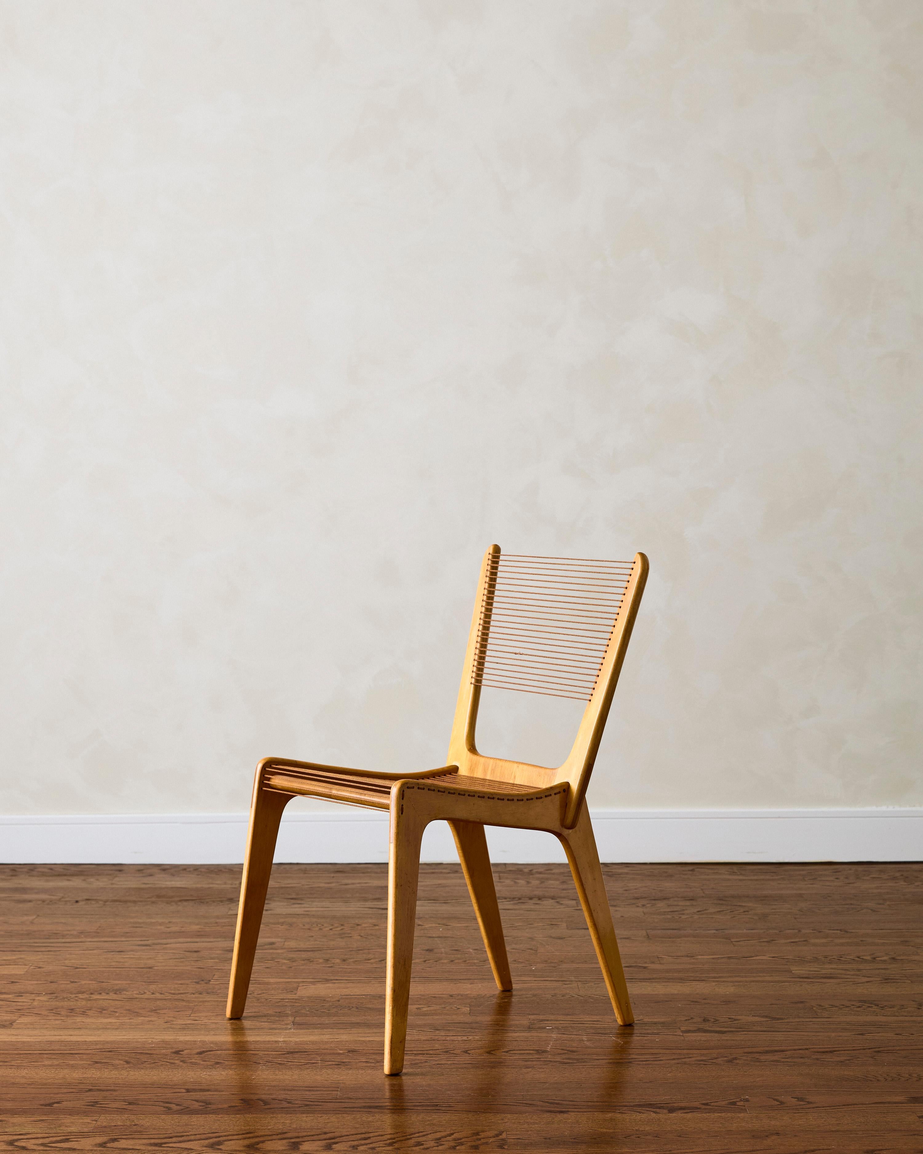 La Silla Cord de Jacques Guillon fue diseñada y fabricada en 1953. Consta de tres piezas de madera de arce en forma de U, con asiento y respaldo de cuerdas de nailon. Ligereza, sencillez y resistencia son los principios clave de esta silla.


