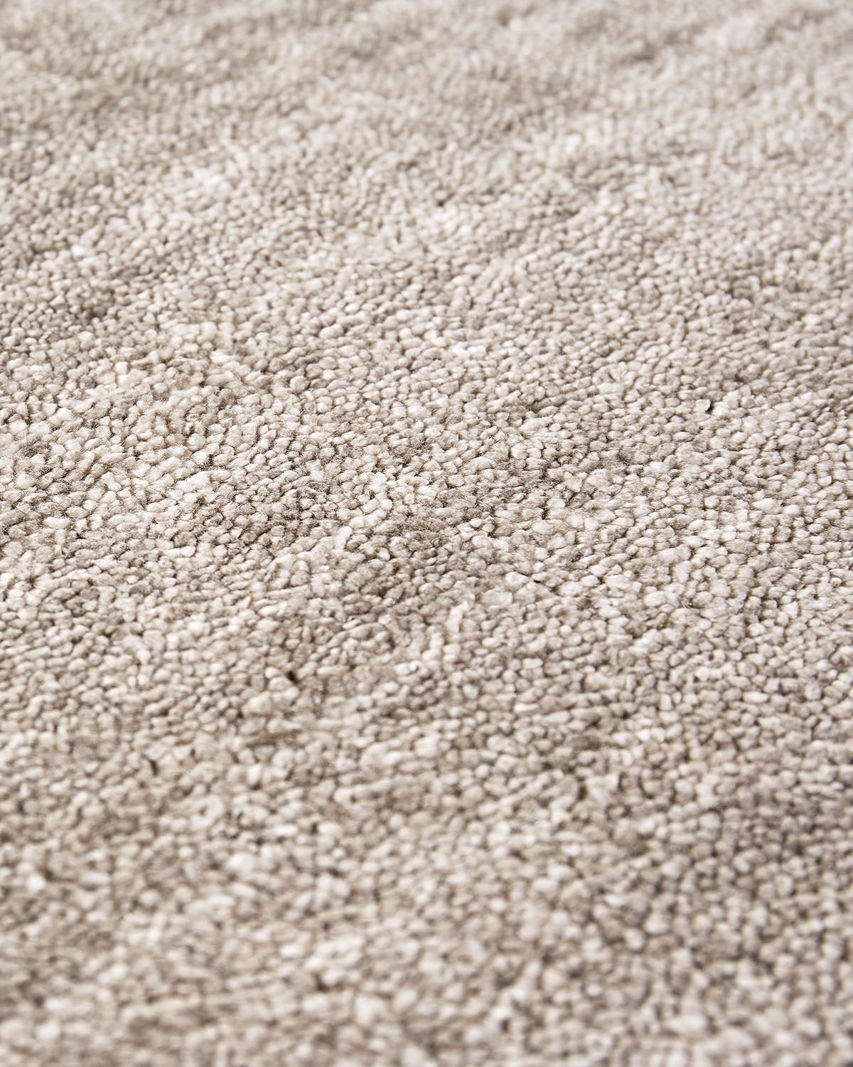 Alfombra rectangular Artisan Greige Pure 250 de seda de bambú tejida a mano by Mohebban Posmoderno en venta