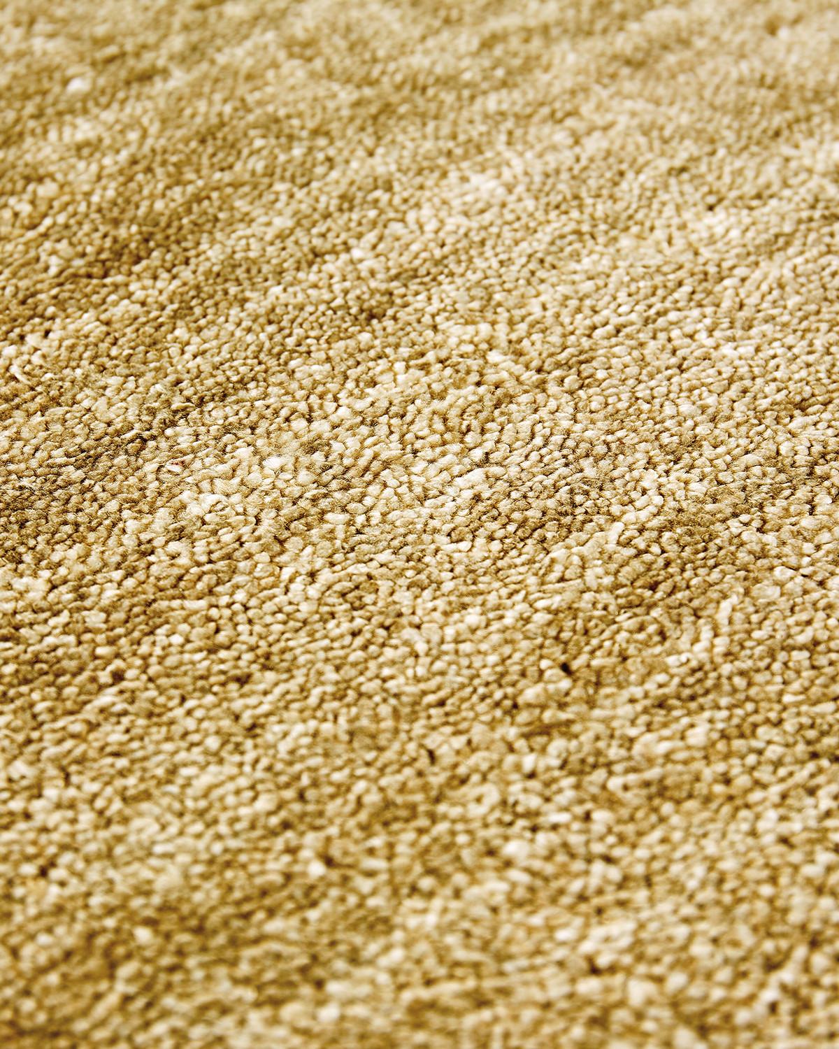 Alfombra rectangular Artisan Greige Pure 250 de seda de bambú tejida a mano by Mohebban Italiano en venta