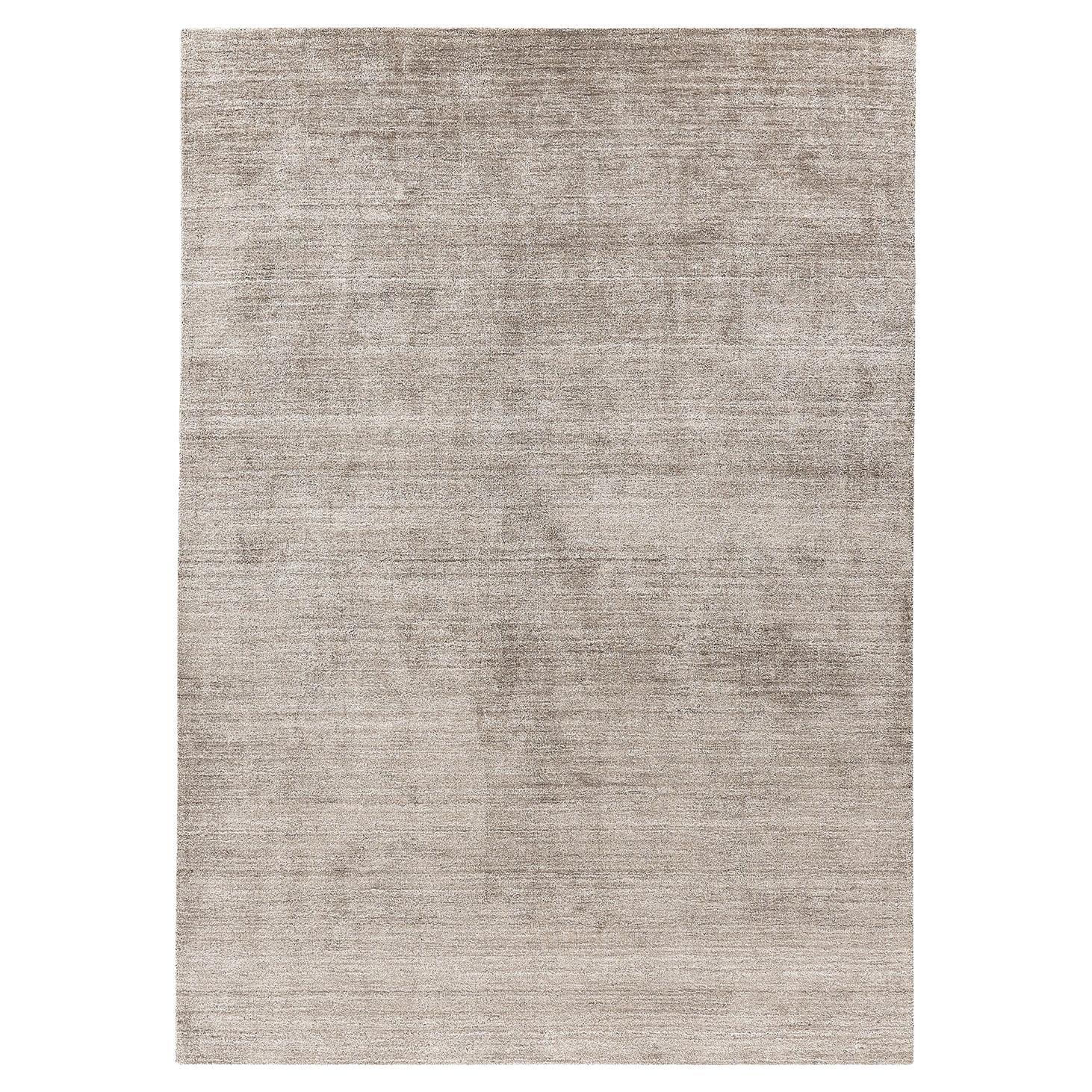 Alfombra rectangular Artisan Greige Pure 365 de seda de bambú tejida a mano by Mohebban en venta