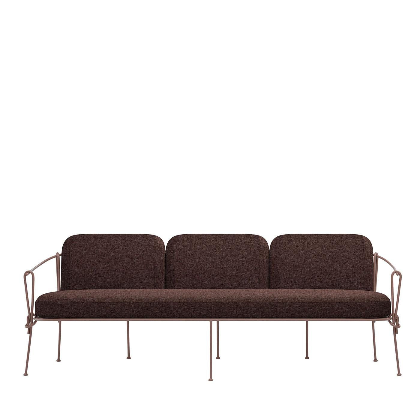 Découvrez l'élégance en plein air avec le canapé CORDA 3 places, conçu par Zanellato&Bortotto. Cette pièce exquise est dotée d'un cadre robuste en fer forgé, rehaussé par une galvanisation à chaud pour une durabilité et une longévité accrues.