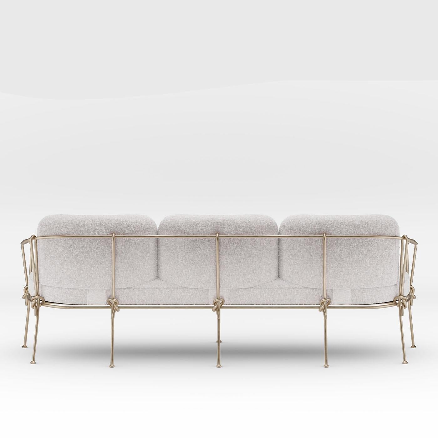 Il divano da esterno a 3 posti Corda di Zanellato&Bortotto combina con eleganza un design sofisticato e una lunga durata, rendendolo un complemento ideale per gli spazi esterni. Realizzato in ferro forgiato, questo robusto pezzo presenta una