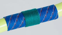 Tavolino da caffè scultoreo e funzionale Cordage multicolore di Laura Casañas Maya