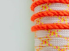 Tavolino da caffè scultoreo e funzionale Cordage multicolore di Laura Casañas Maya