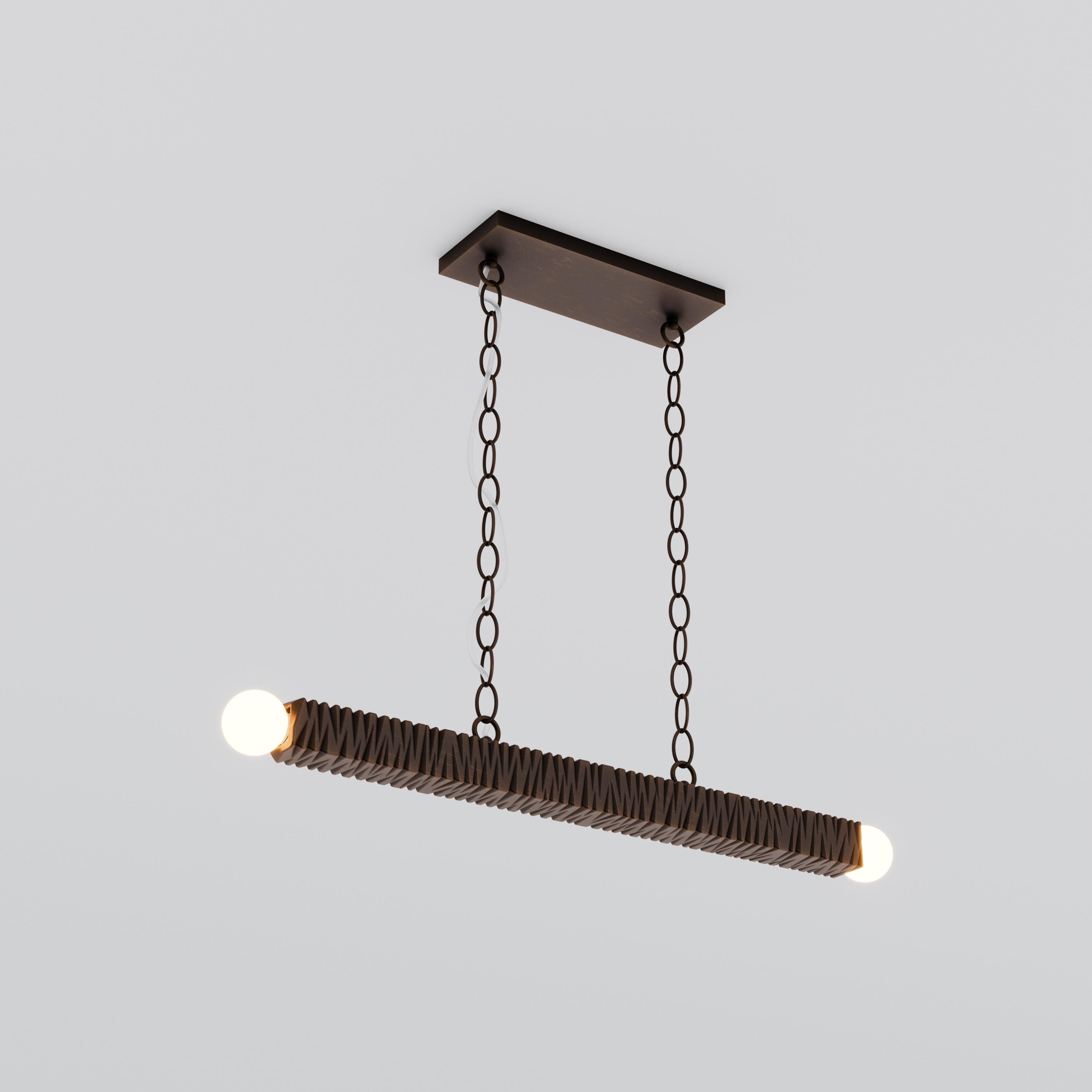 Un fusto di bronzo massiccio e patinato, una sospensione a catena progettata su misura e una lampada unica creano un elegante apparecchio architettonico. Taglie personalizzate disponibili.

I modelli della collezione sono realizzati singolarmente a