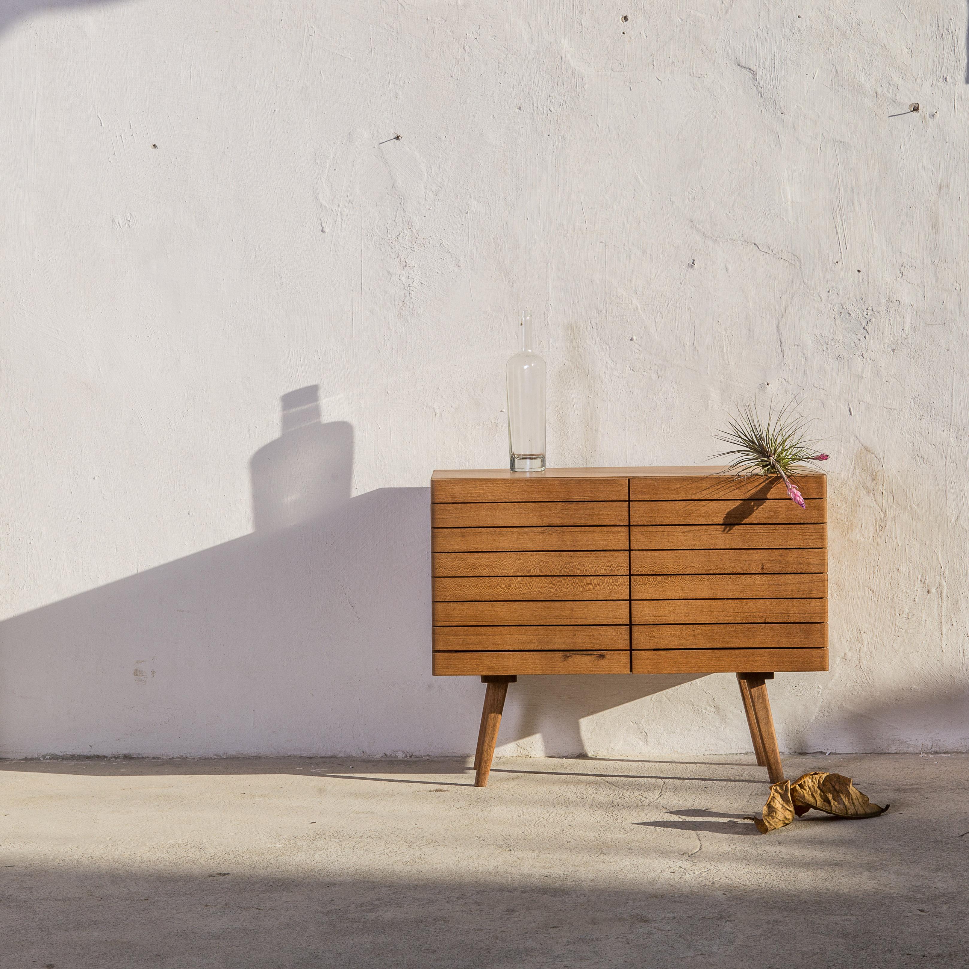 Bois Armoire moderne du milieu du siècle 'Cordilheira' en bois dur brésilien par Knót Artesanal en vente