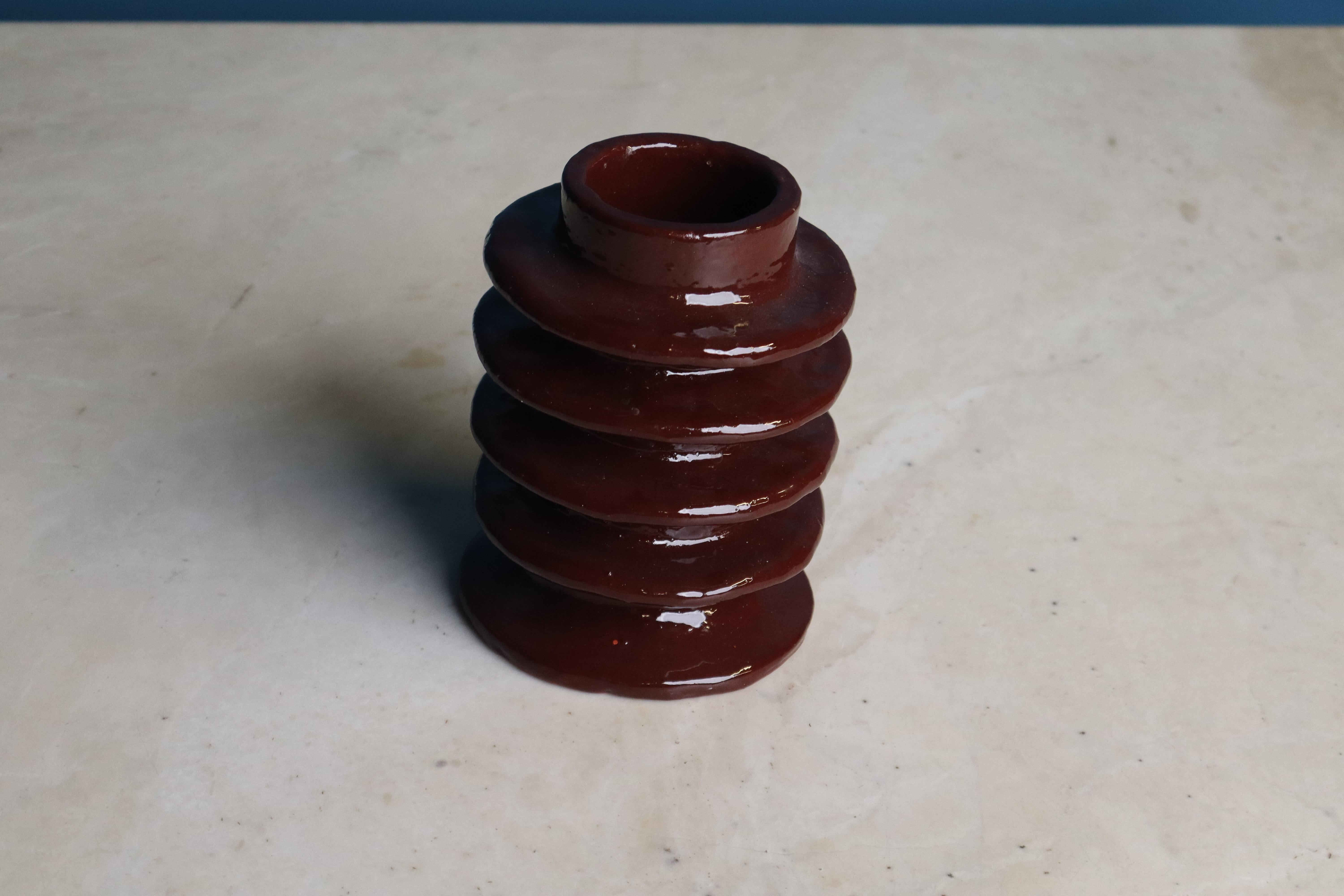 Questo vaso di piccole dimensioni della collezione Cordillera di Mariela Ceramica è arrotolato e modellato a mano nello studio belga dell'artista, dove ogni pezzo è realizzato come una dichiarazione unica.
Come tutte le opere di Mariela Ceramica,